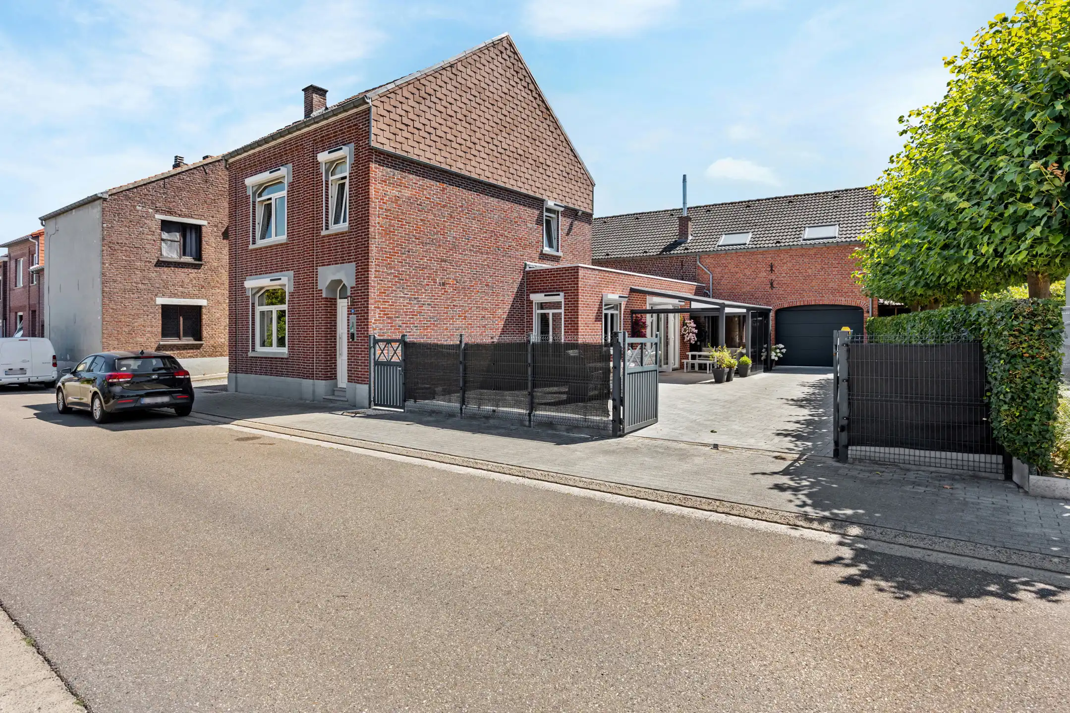 Gerenoveerde gezinswoning + werkplaats / garage foto {{pictureIndex}}