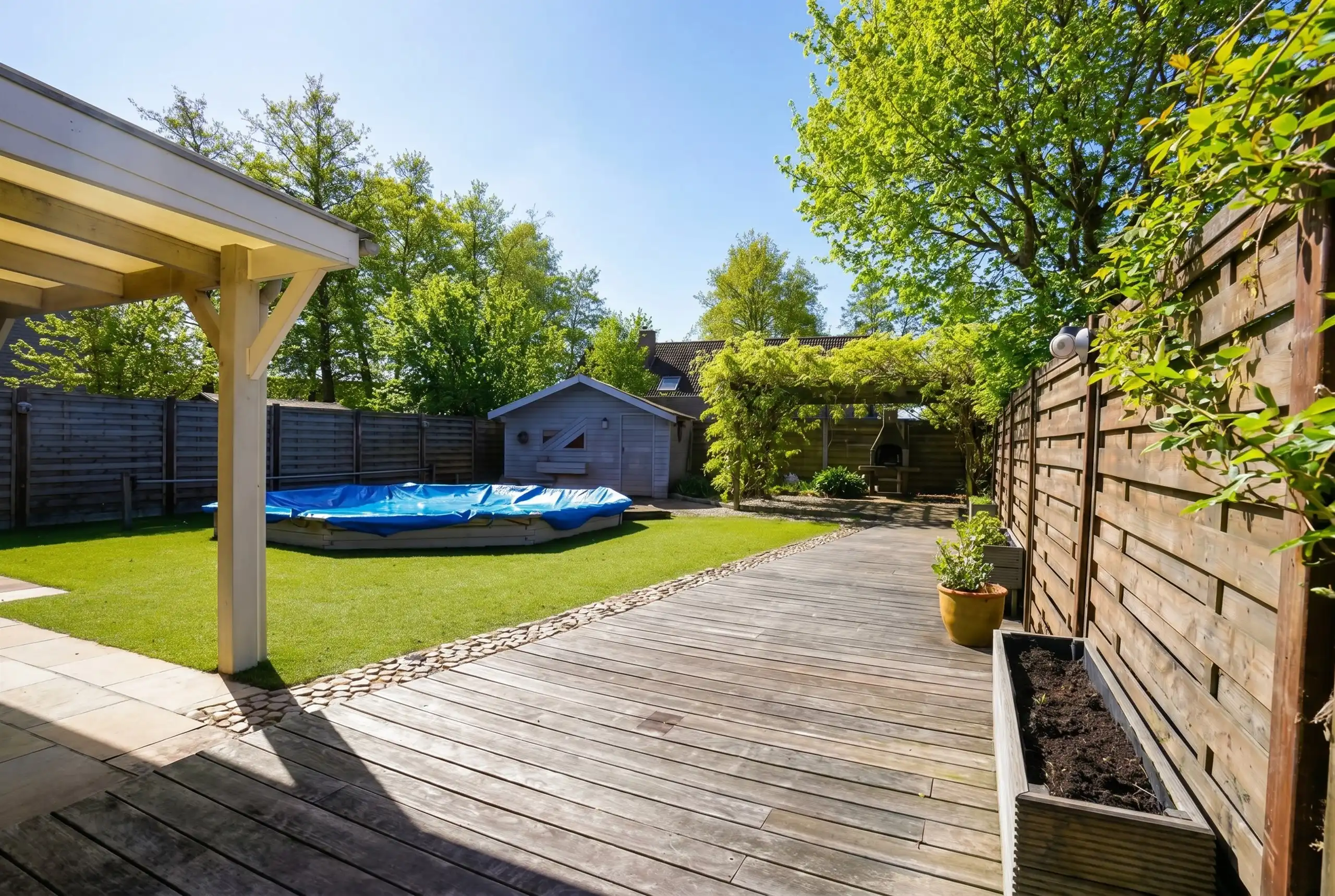 Prettig gelegen halfopen woning met garage en tuin foto 2