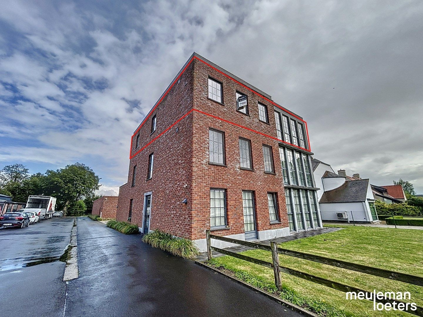 Lichtrijk appartement met ruime woonvolumes foto {{pictureIndex}}