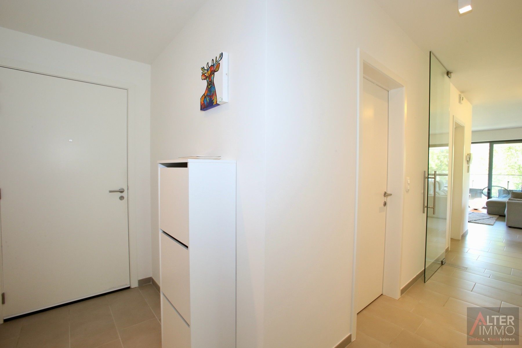 Instapklaar, centraal gelegen 2-slaapkamer appartement met terras en ondergrondse parking! foto 9