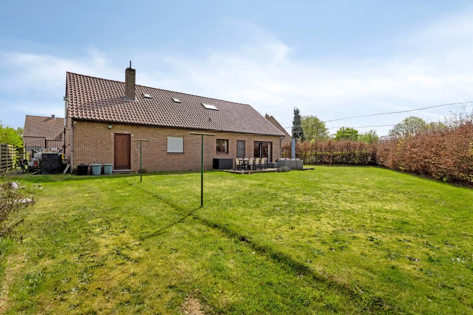 Onderkelderde woning met 4 slpks op 899 m² in een doodlopende straat te OLV Olen ! foto 2
