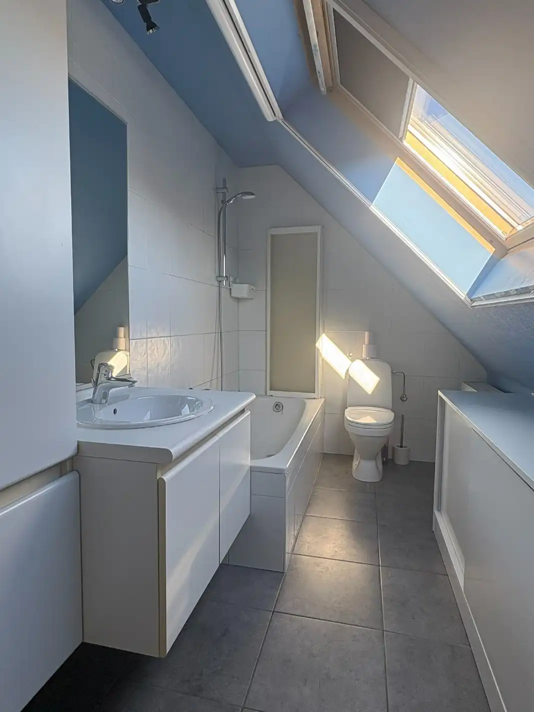 Recentbouw op uiterst rustige ligging met 3 slks, inpandige garage en grote oprit. foto 13