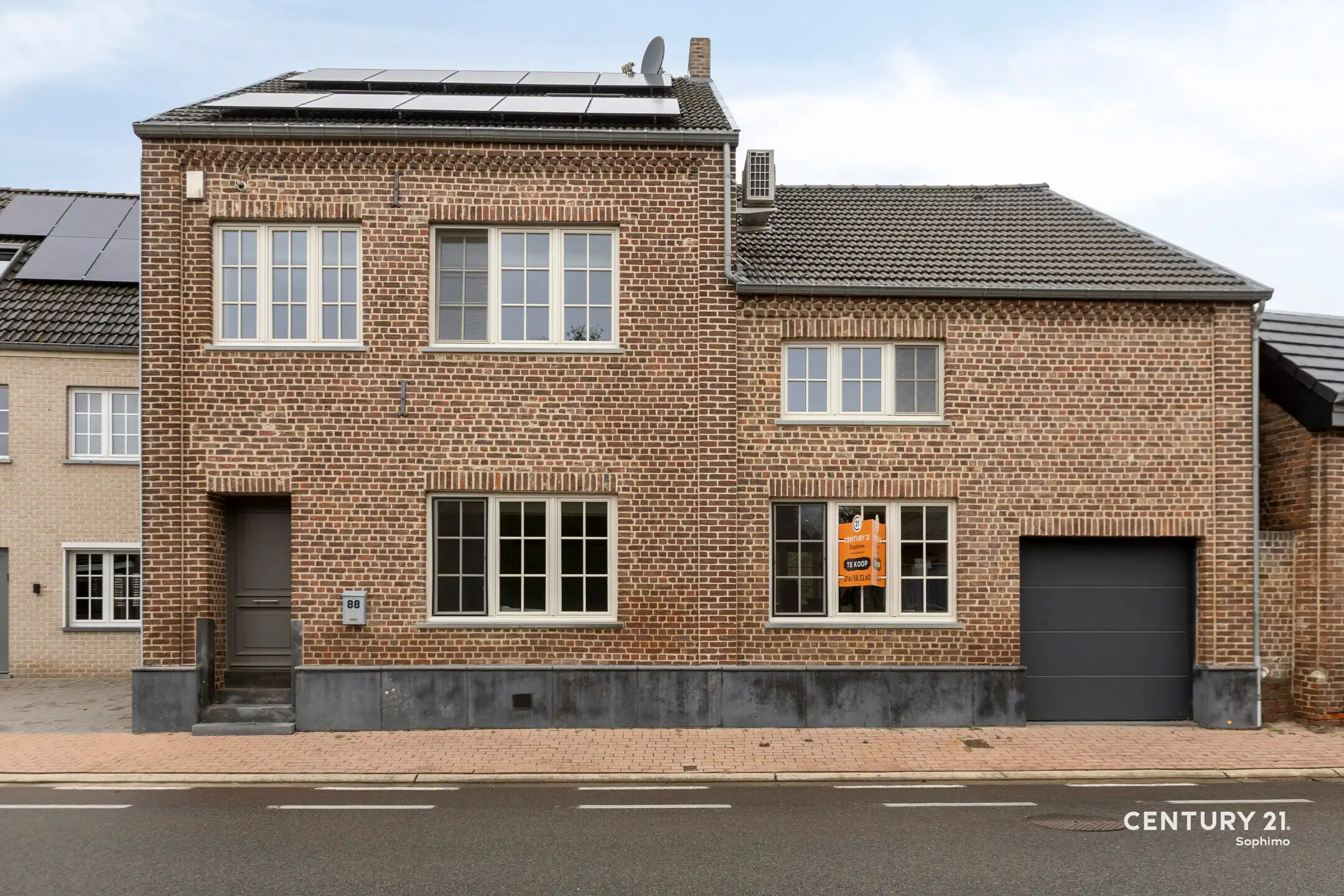 Instapklare woning met vier slaapkamers op perceel van 11a22 foto {{pictureIndex}}