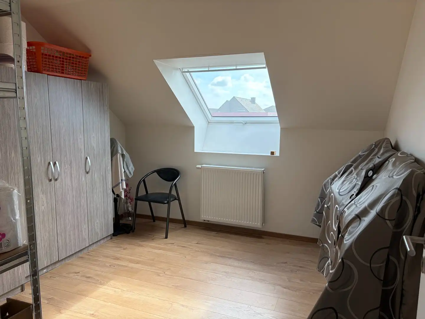 Halfopen woning met 3 slaapkamers, garage en grote tuin. foto 7