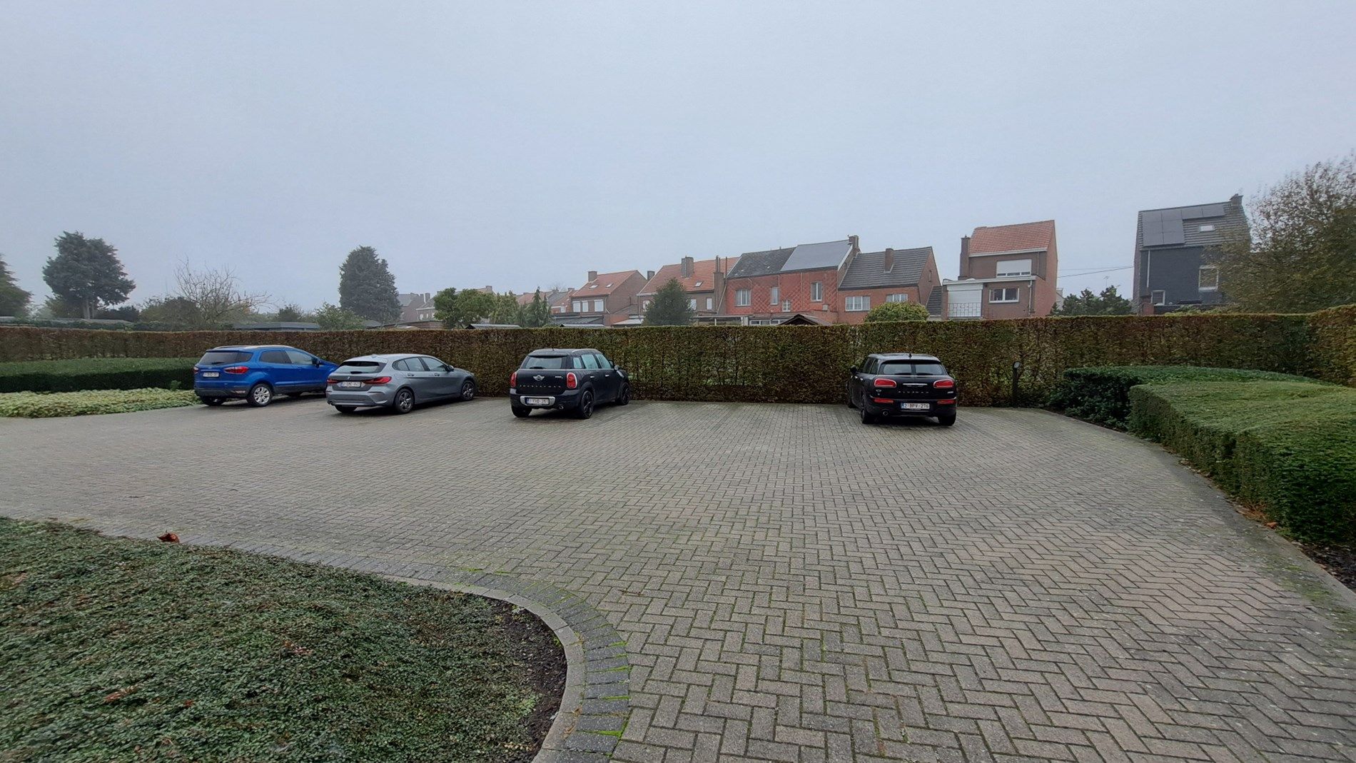 Gelijkvloers appartement met groot terras, garage en 2 autostaanplaatsen foto 5