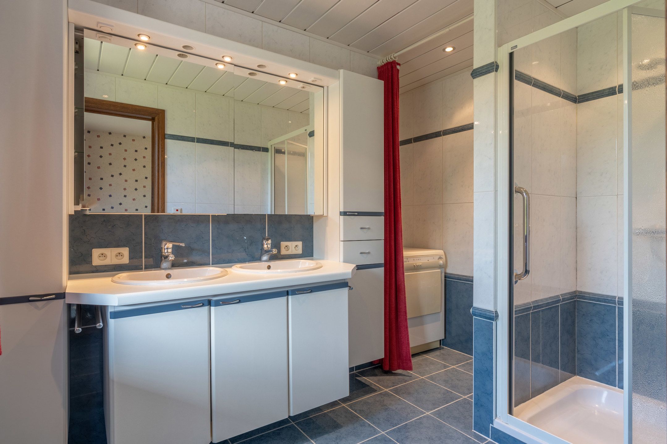 Goed onderhouden villa met 5 slpk's op perceel van 1.060m². foto 20
