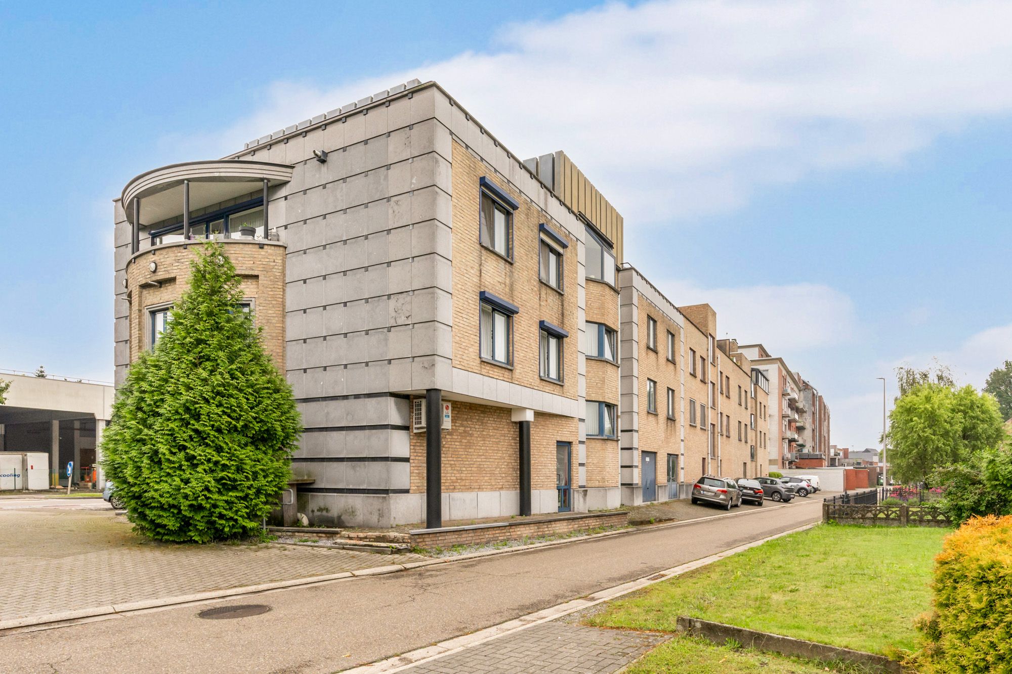 IDEALIS VASTGOED – INSTAPKLAAR APPARTEMENT MET 2 SLAAPKAMERS, LICHTRIJKE LEEFRUIMTE, OPEN KEUKEN EN PARKEERPLAATS OP EEN UITERST GUNSTIGE LOCATIE MIDDEN IN HET CENTRUM VAN PELT!! foto 1