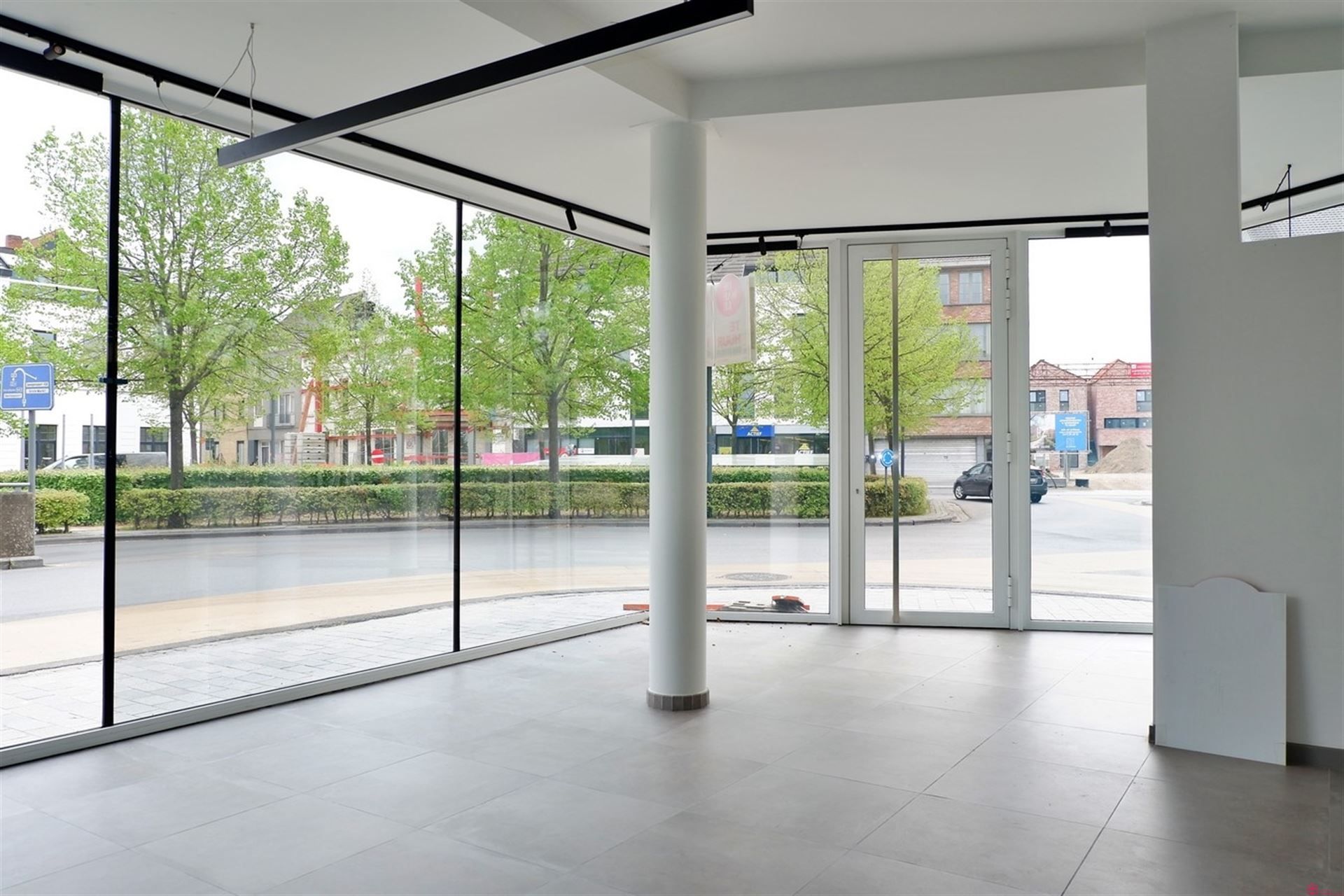 Heel zichtbare handelsruimte centrum Kortrijk foto 2