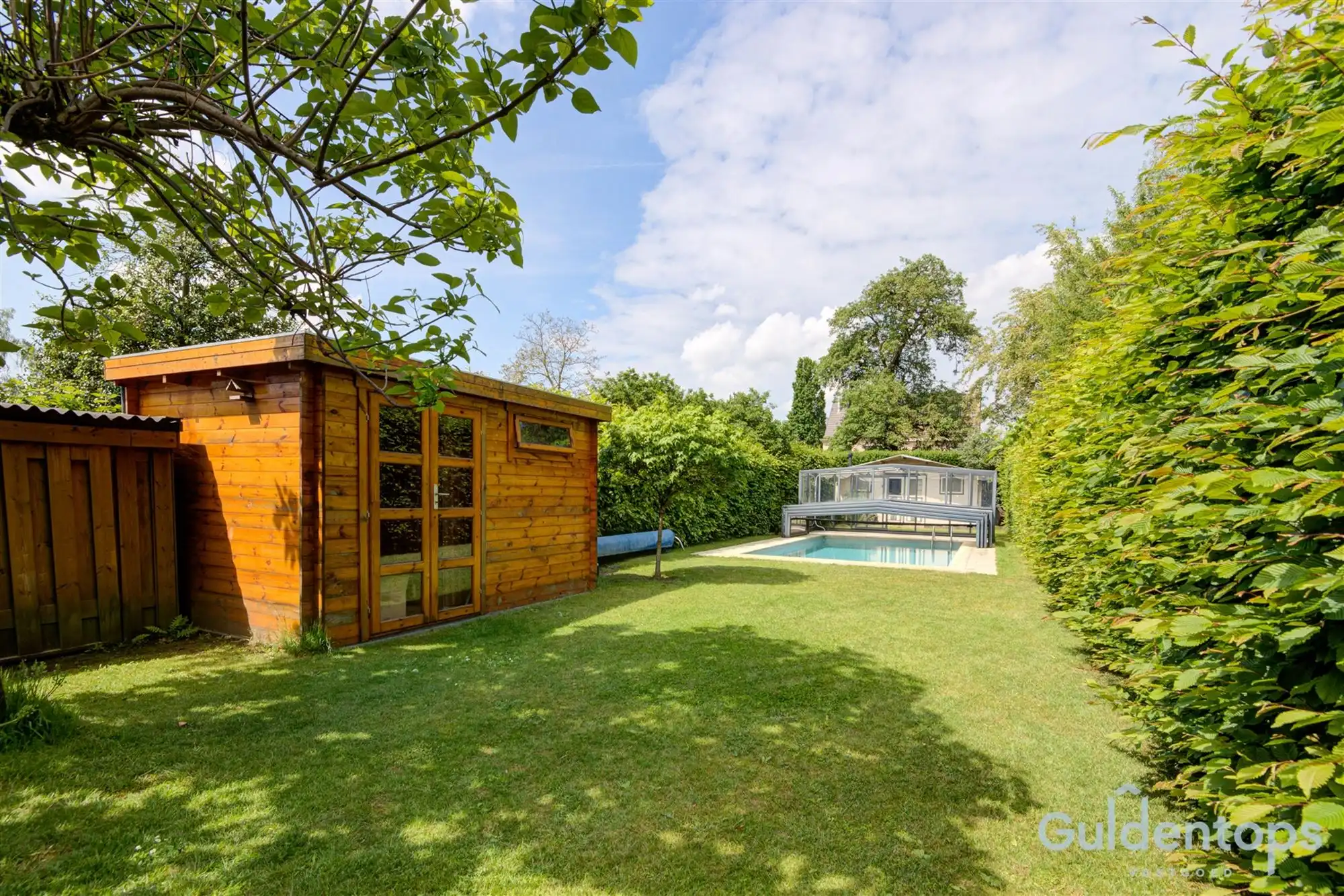 Zeer ruime instapklare half open woning met zwembad foto 3