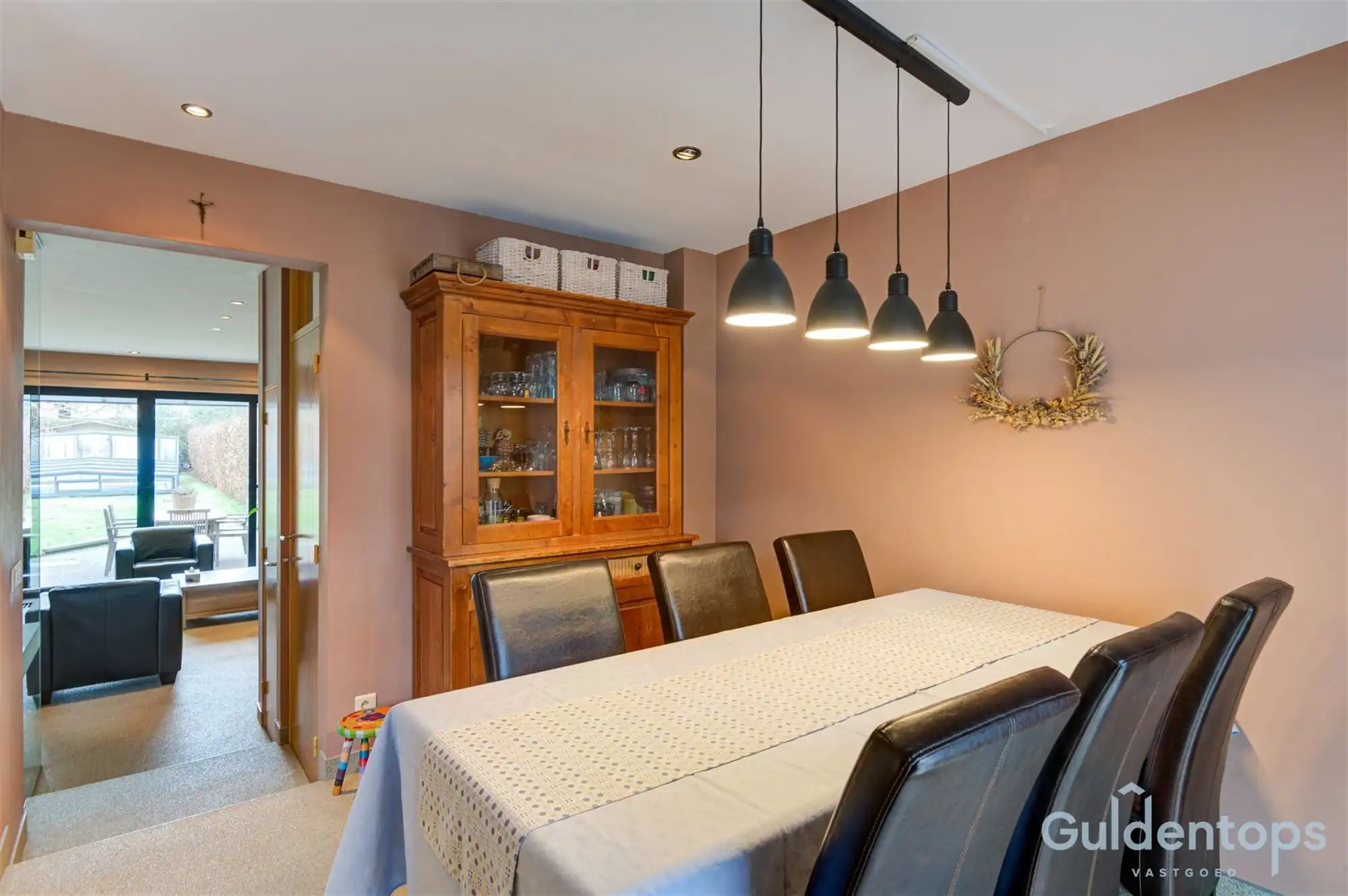 Zeer ruime instapklare half open woning foto 3