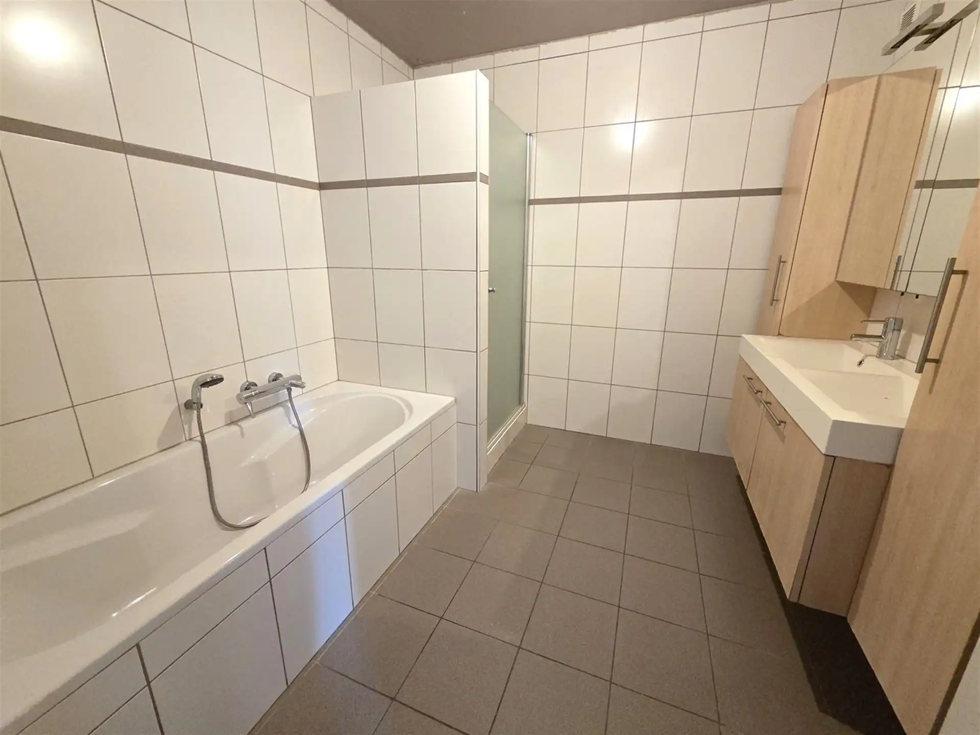 Zeer ruime gezinswoning te centrum Heist, 4 tot 5 slaapkamers met dubbele garage. foto 10