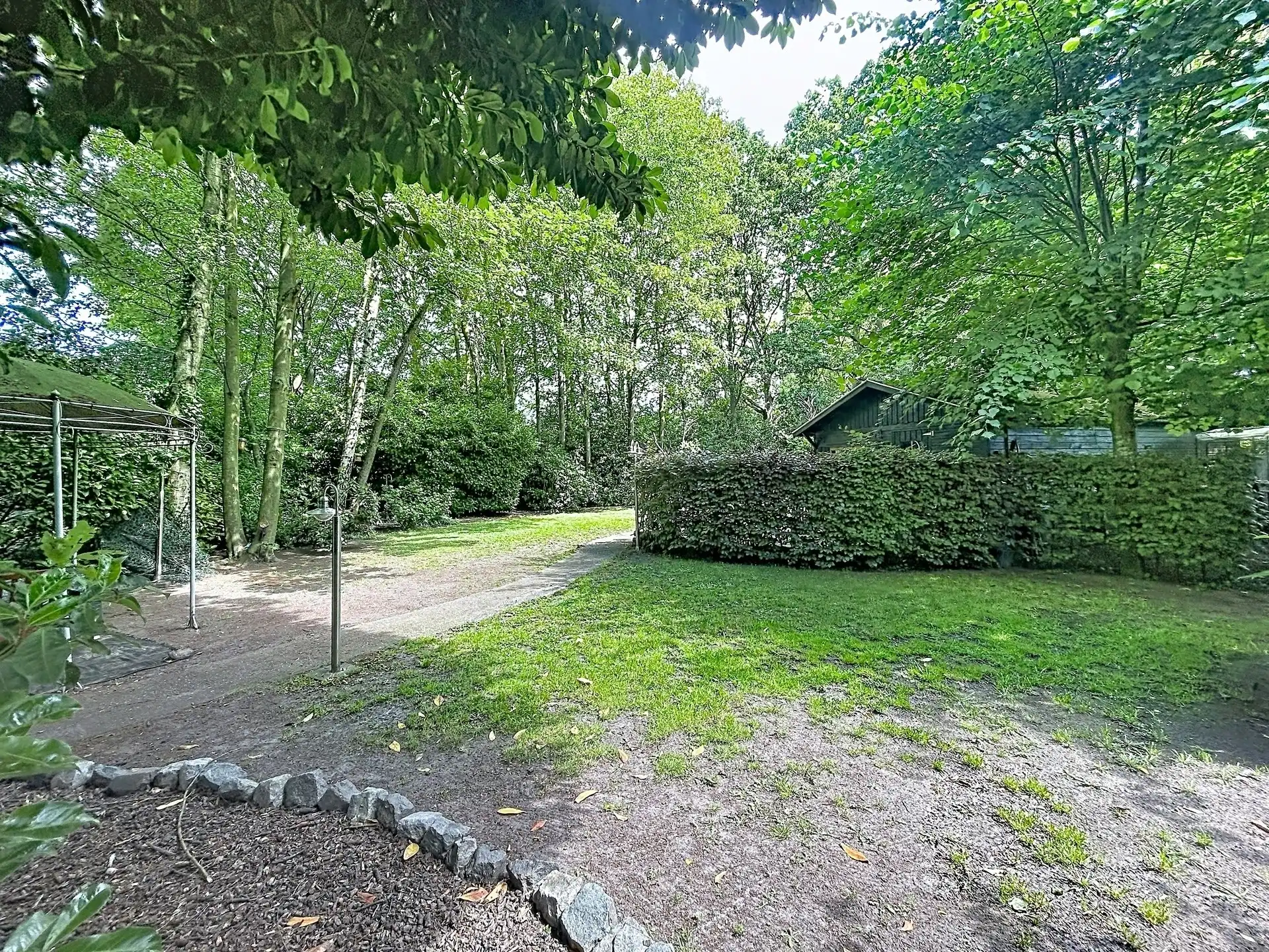 instapklare gezinswoning met 3 slaapkamers en half open karakter op perceel van 1520m² foto 3