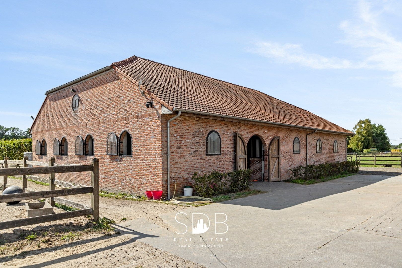 Prachtige landelijke woning met hippische accommodatie op 2,5hectare foto 4