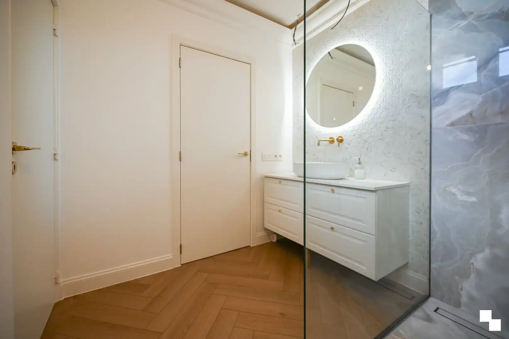 Volledig gerenoveerd appartement met drie slaapkamers te centrum Izegem foto 32