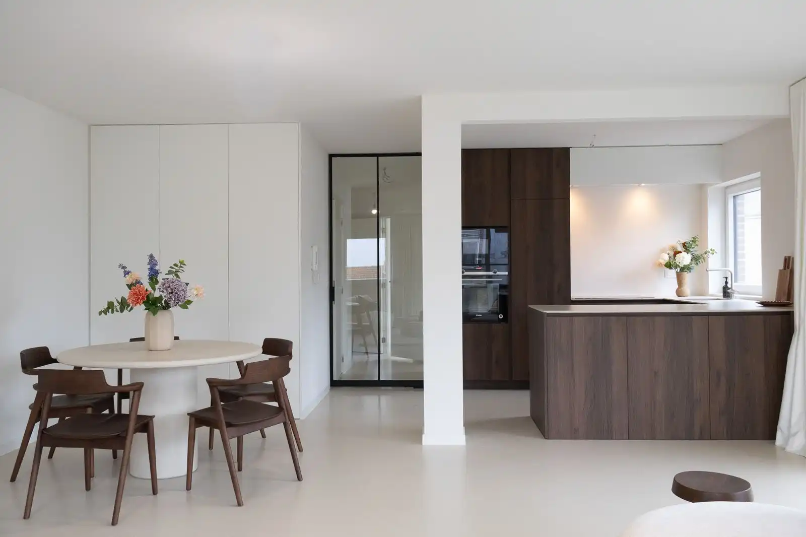 Gerenoveerd hoekappartement met terras , 3 slaapkamers, vlakbij zee foto 2