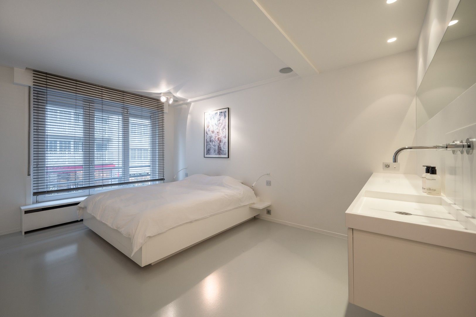 Instapklaar hedendaags hoekappartement rustig gelegen op enkele passen van de zee. foto 10