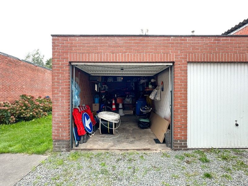 Appartementsgebouw met twee wooneenheden, garages en tuin foto 26