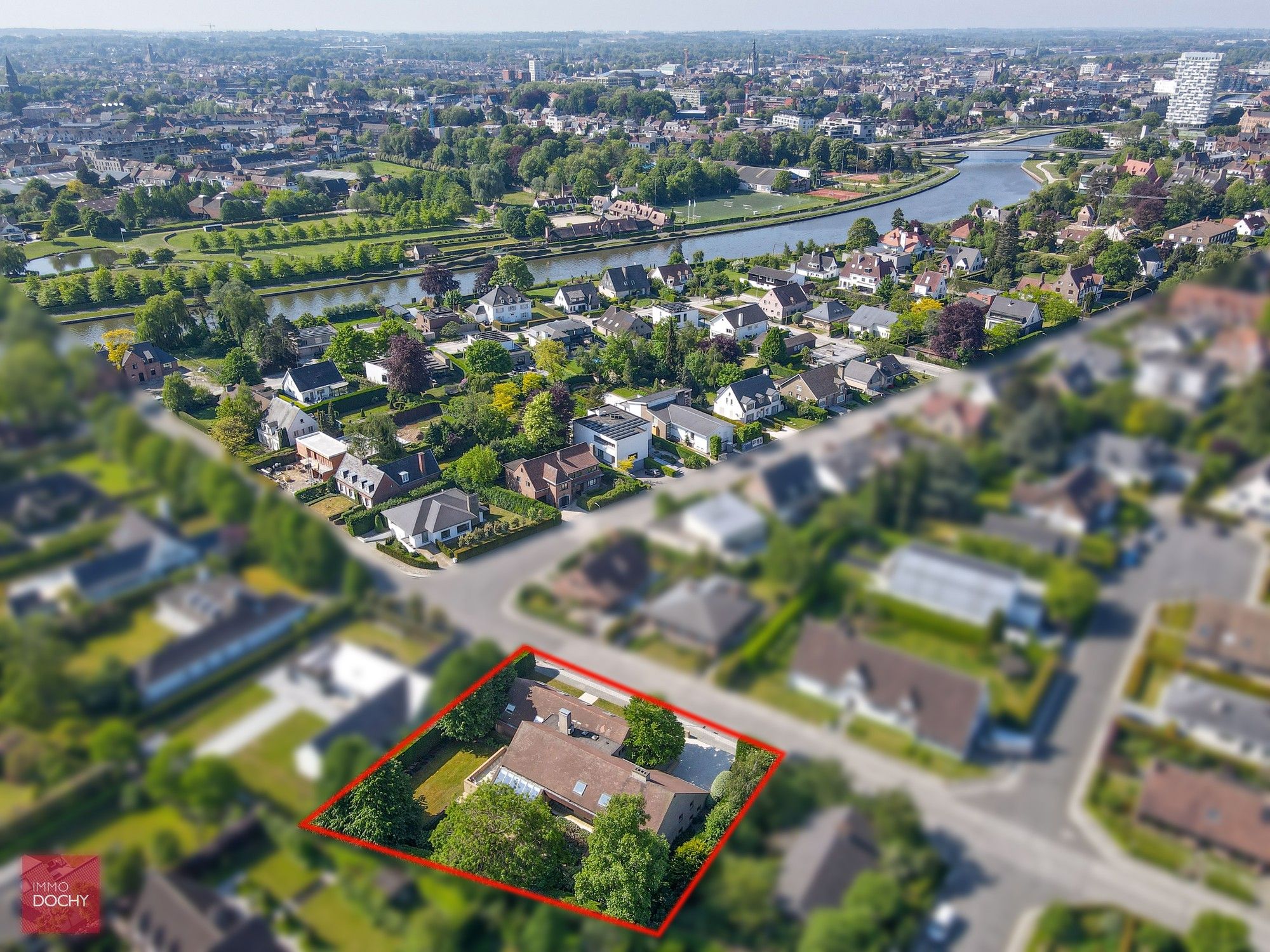 Ruime villa op toplocatie met afzonderlijke 2de woonst, praktijk of kantoorgebouw foto {{pictureIndex}}
