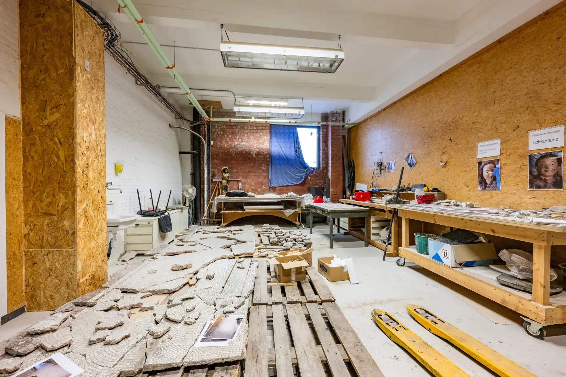 Ruim en veelzijdig bedrijfspand met parking en opslag foto 44