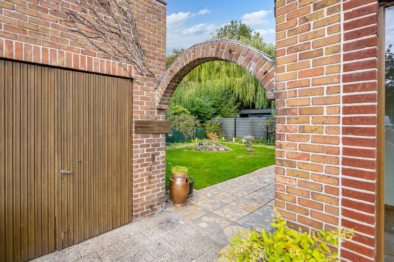 Open bebouwing met afzonderlijke garage en gezellige stadstuin op een toplocatie in het centrum van Lochristi! foto 3