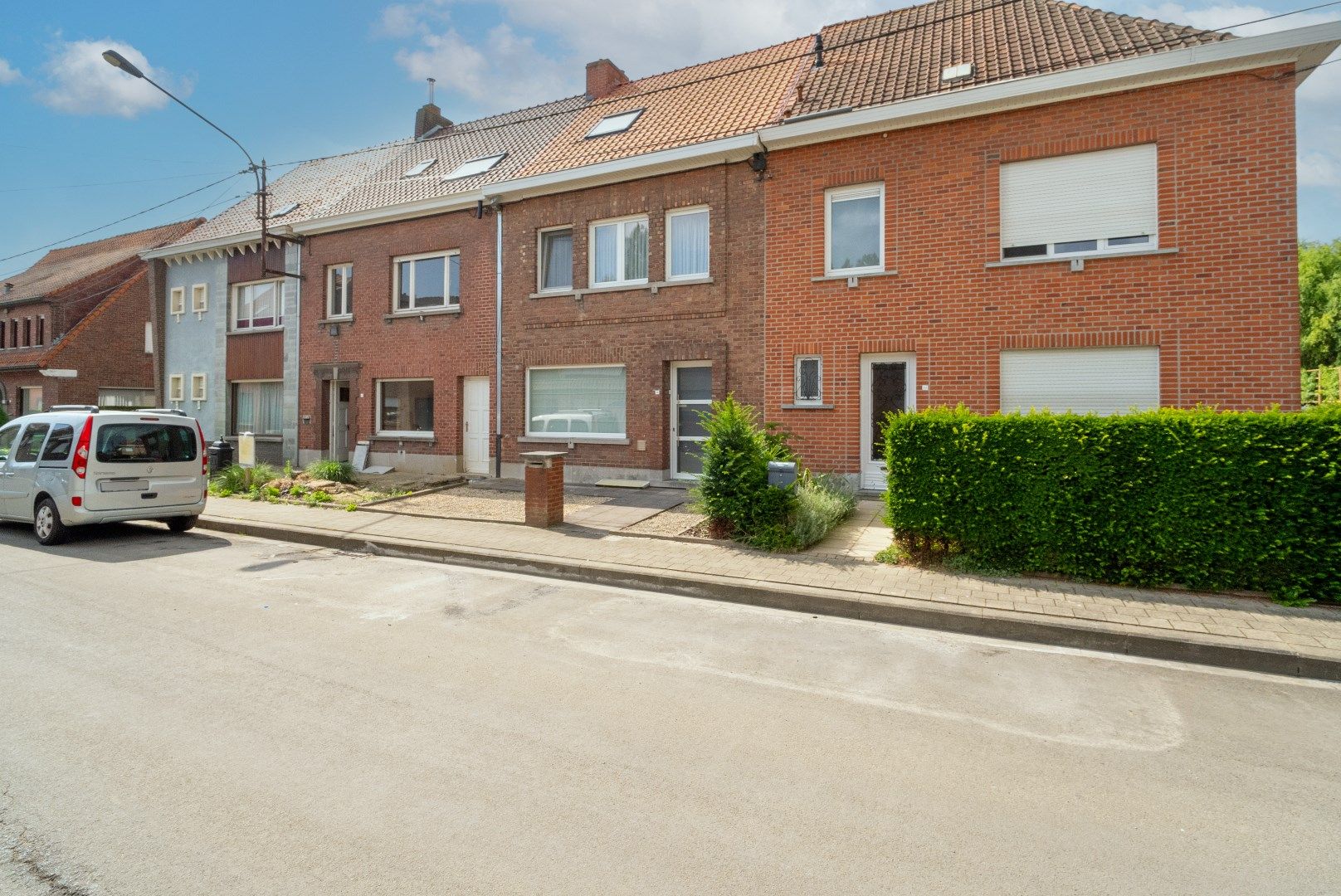 INSTAPKLARE RUIME WONING MET GARAGE EN UITWEG  foto 1