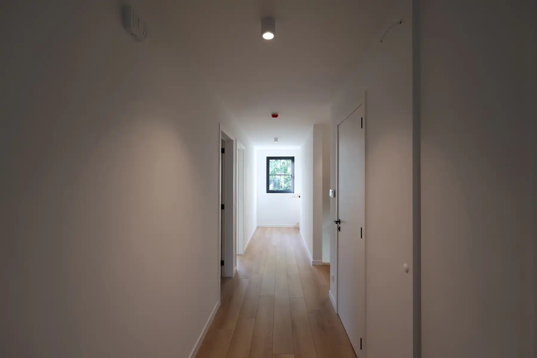 Een nieuwbouwwoning met 4 slaapkamers, tuin en garage. foto 21
