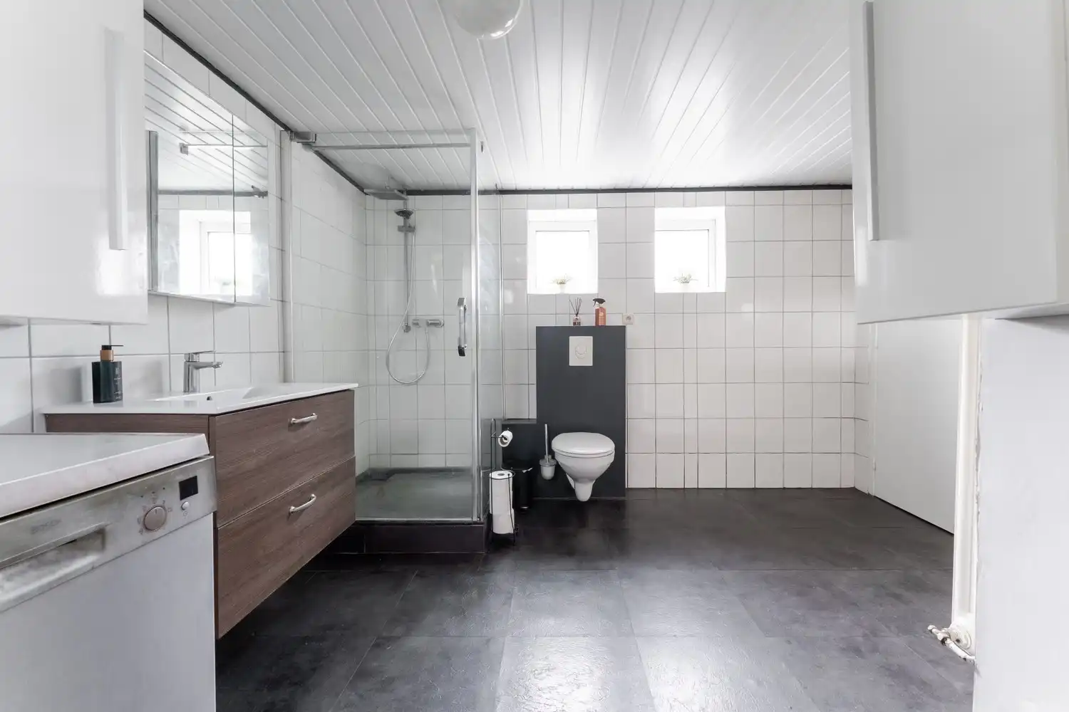Ruime gezinswoning met grote tuin, veranda en garage foto 14