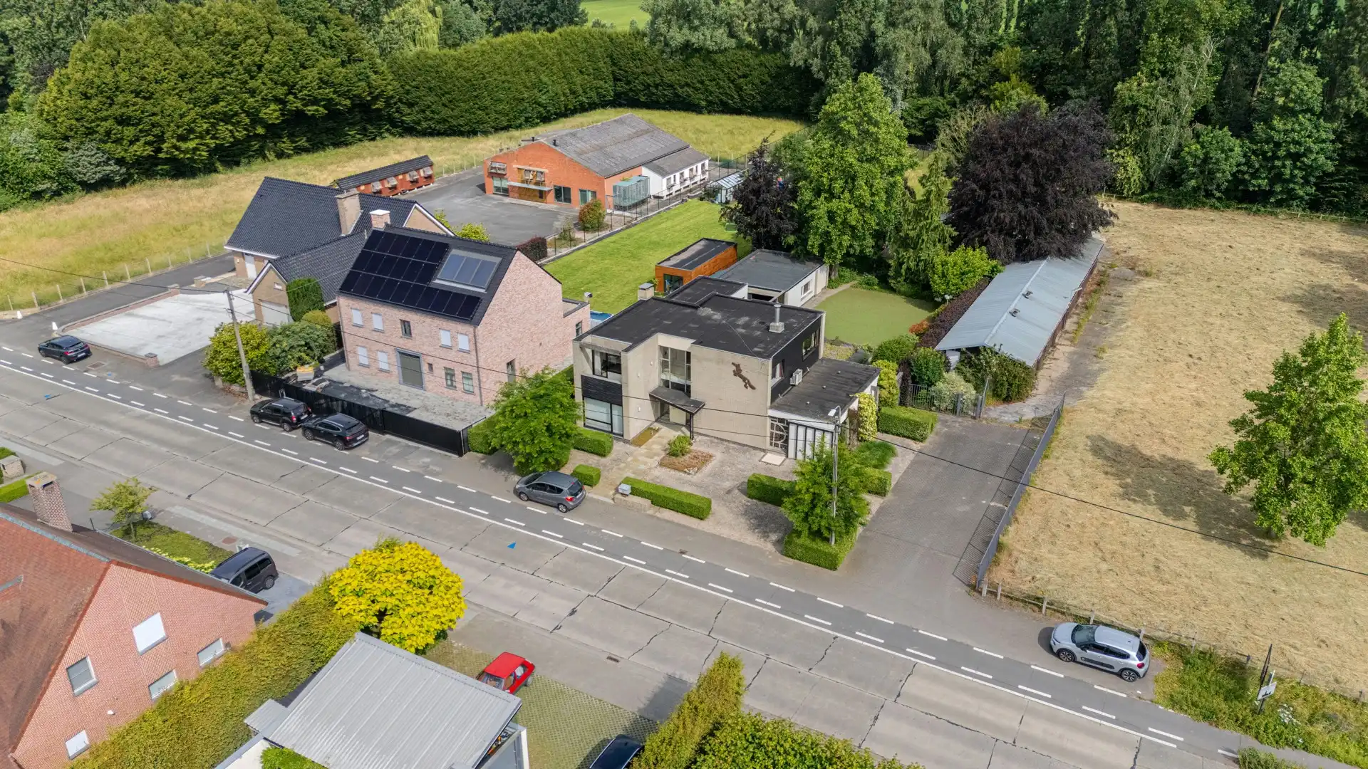 Karaktervolle architectenvilla op een royaal perceel van 1.286 m² getekend door architect Piet Pauwels foto 2