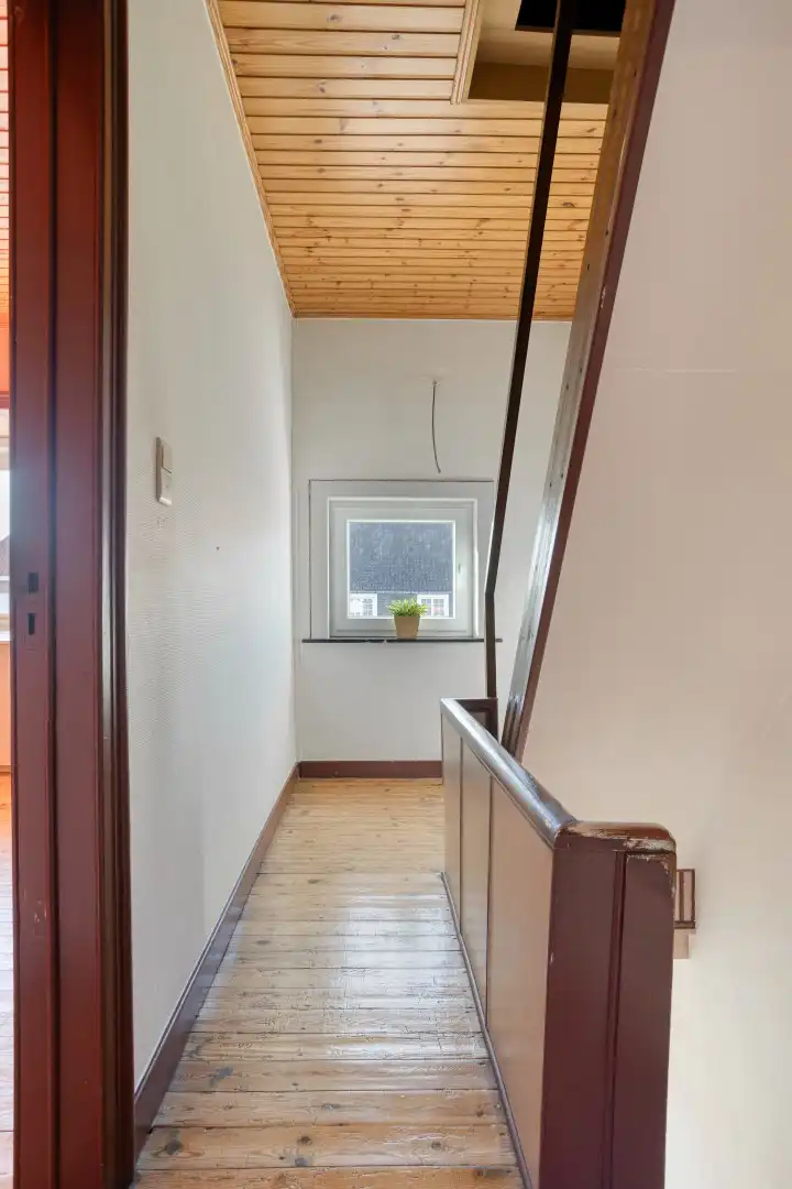 Verzorgde woning met diepe tuin, carport en uitweg achteraan! foto 14