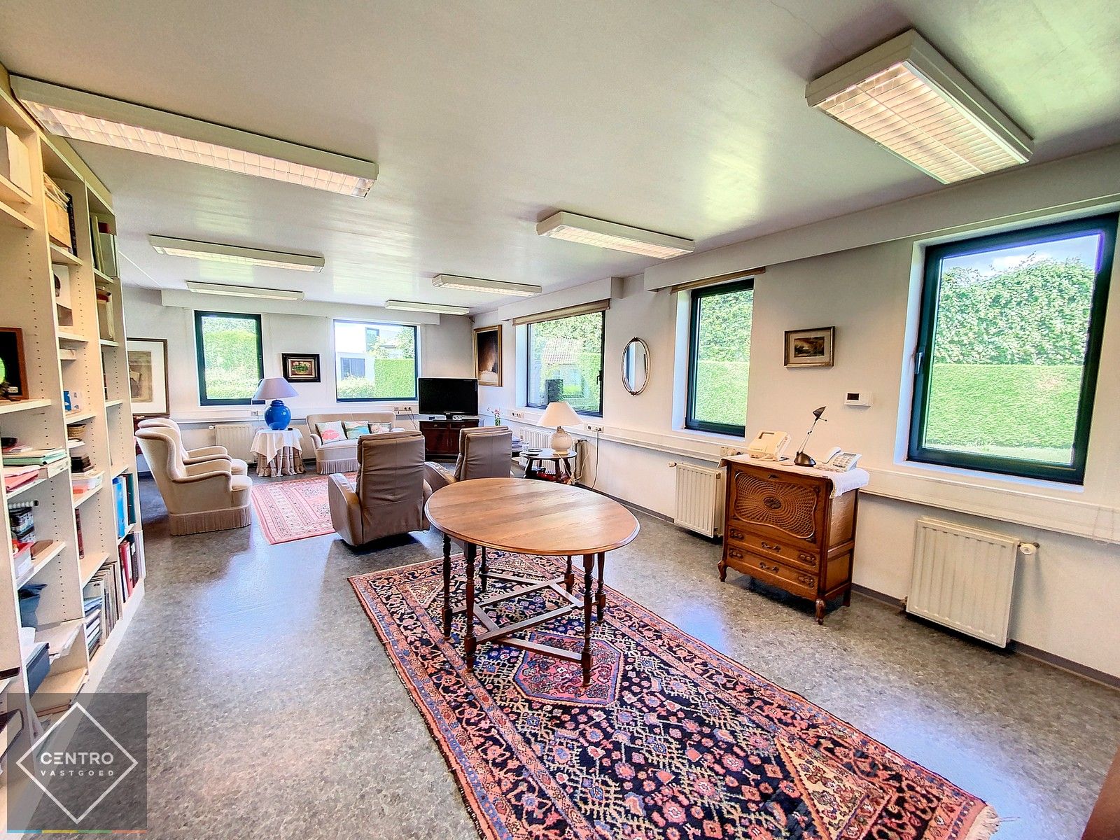 Ruim (430m2), multifunctioneel pand (bewoning, kantoor, horeca, ...)  op invalsweg Roeselare (vlakbij de ring R32). foto 11