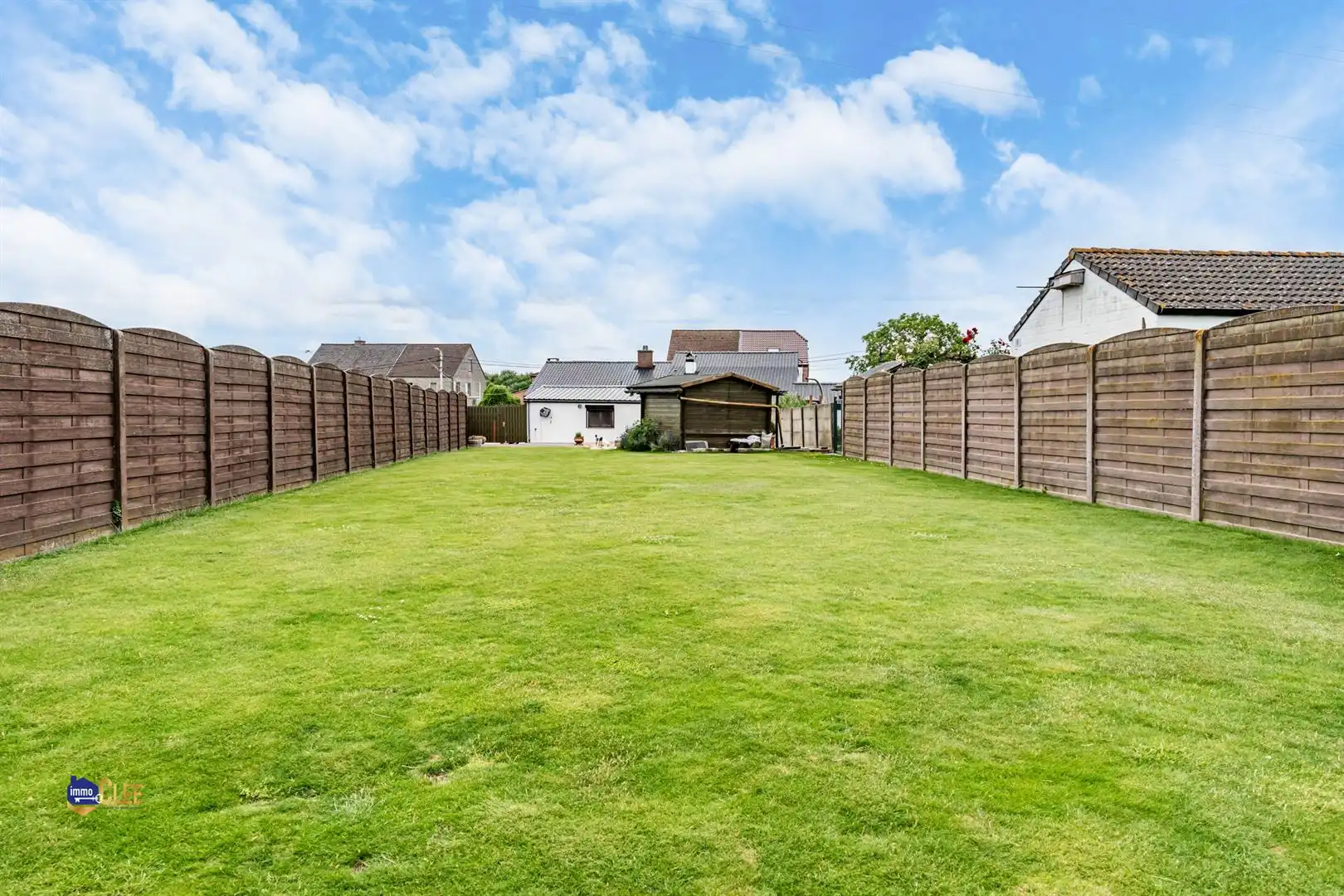Gelijkvloerse bungalow met veranda, garage en ruime tuin foto 14