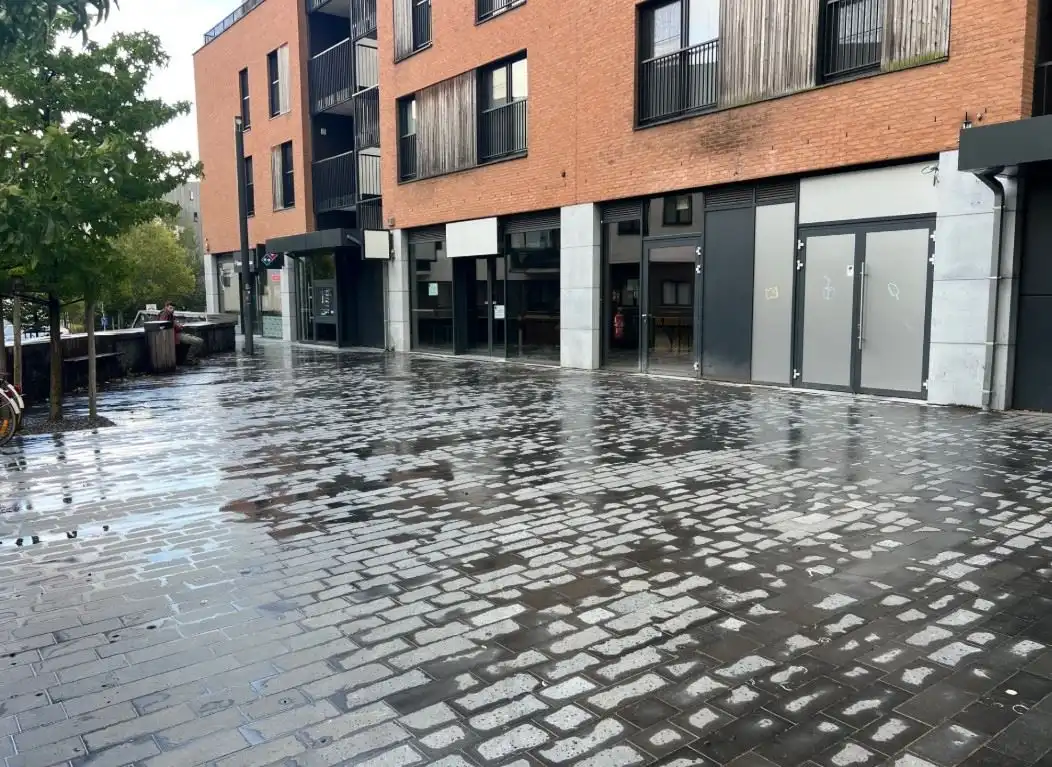 TOP GELEGEN COMMERCE NAAST DELI EN DOMINO'S PIZZA foto 2