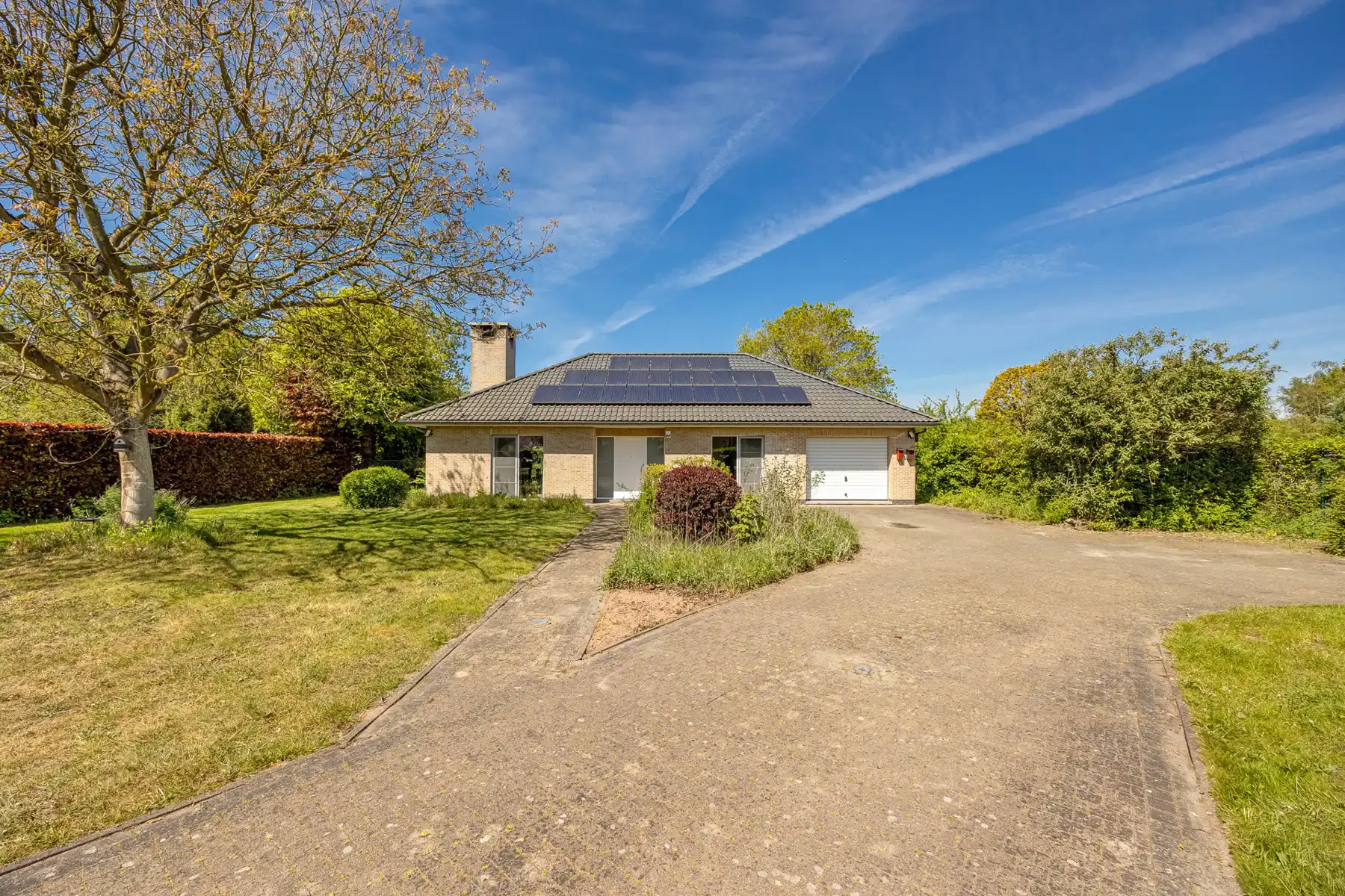 Vrijstaande villa met kantoor op prachtig perceel (6.708m²)! foto 2