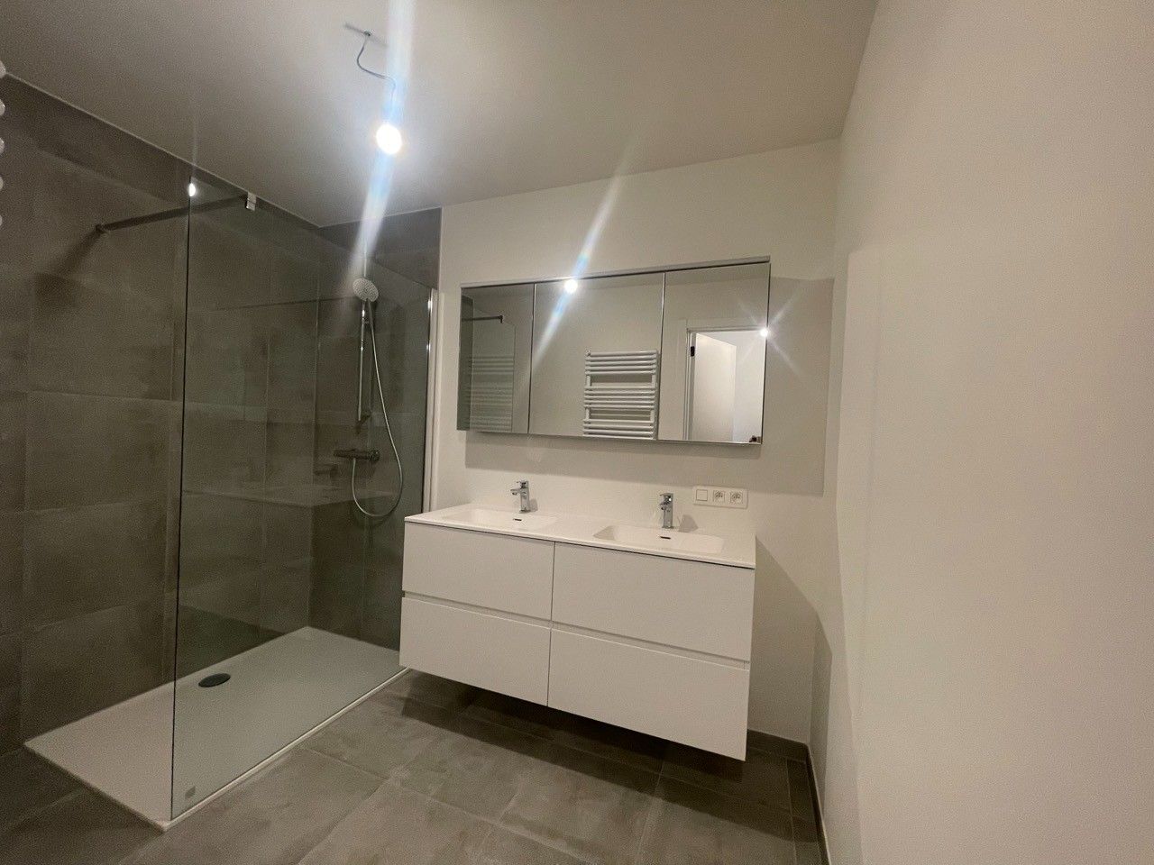 Nieuwbouw appartement met twee slaapkamers, terras, berging en staanplaats foto 26