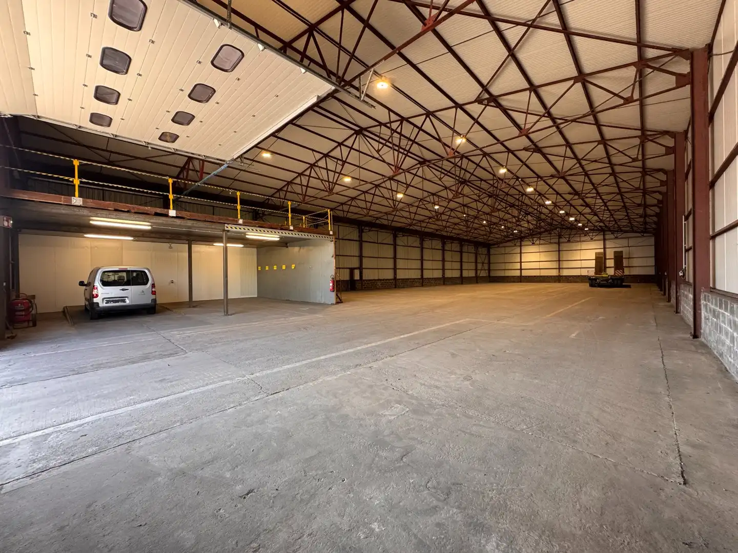 Magazijnruimte van 1.000 m² met mezzanine te huur in Zedelgem foto 4
