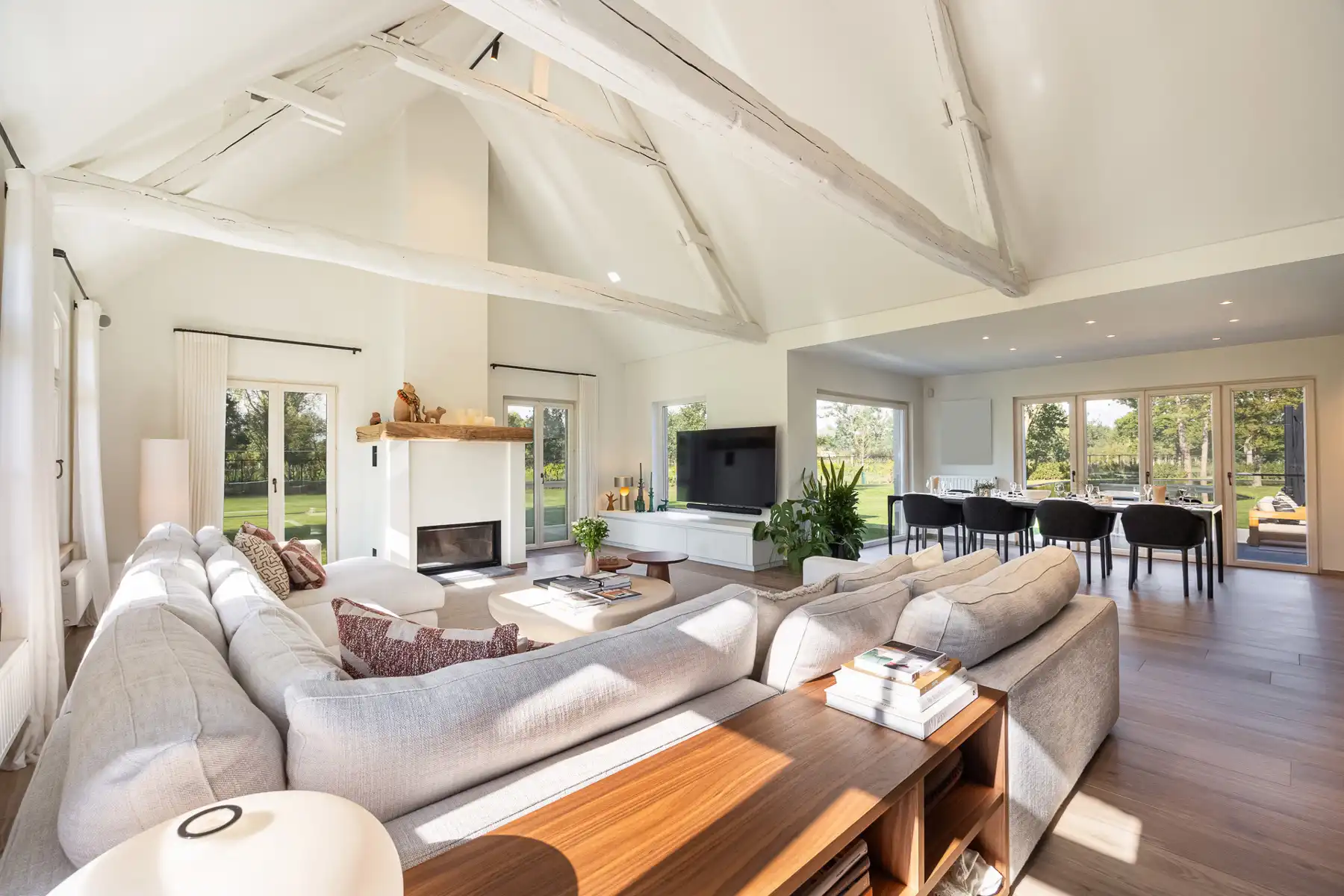 Uitzonderlijk gerenoveerde hoeve op ca. 7480 m² foto 6