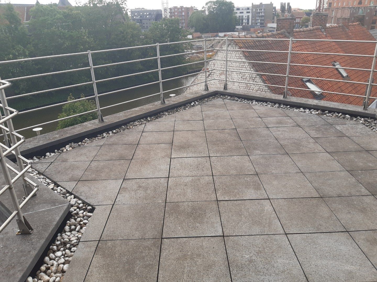 Tof dakappartement met aangenaam zonneterras. foto 2