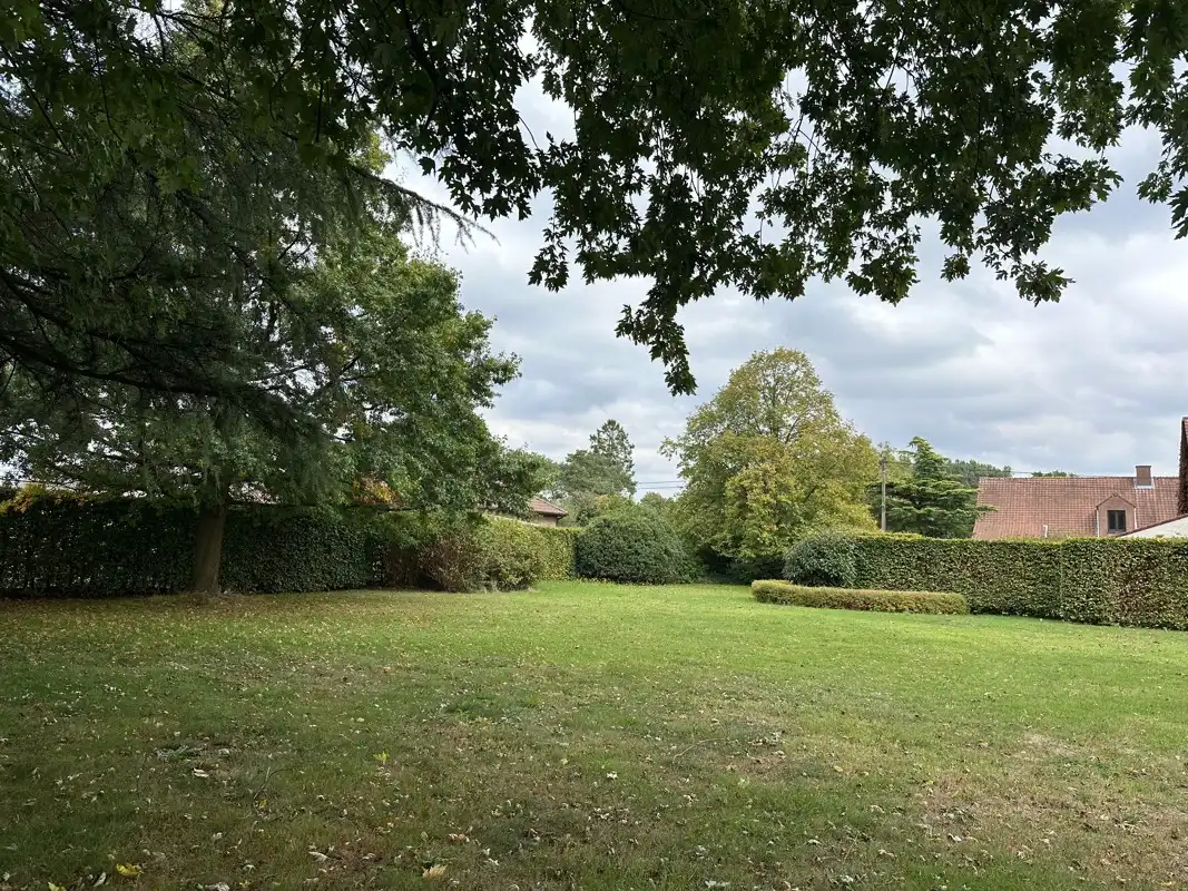 Prachtige ZW gerichte bouwgrond van 941 m² met volwassen tuin. foto 3