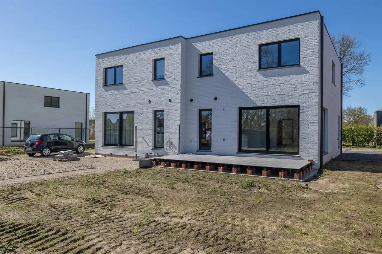 Kwalitatief afgewerkte nieuwbouwwoning met 3 slk. foto 36
