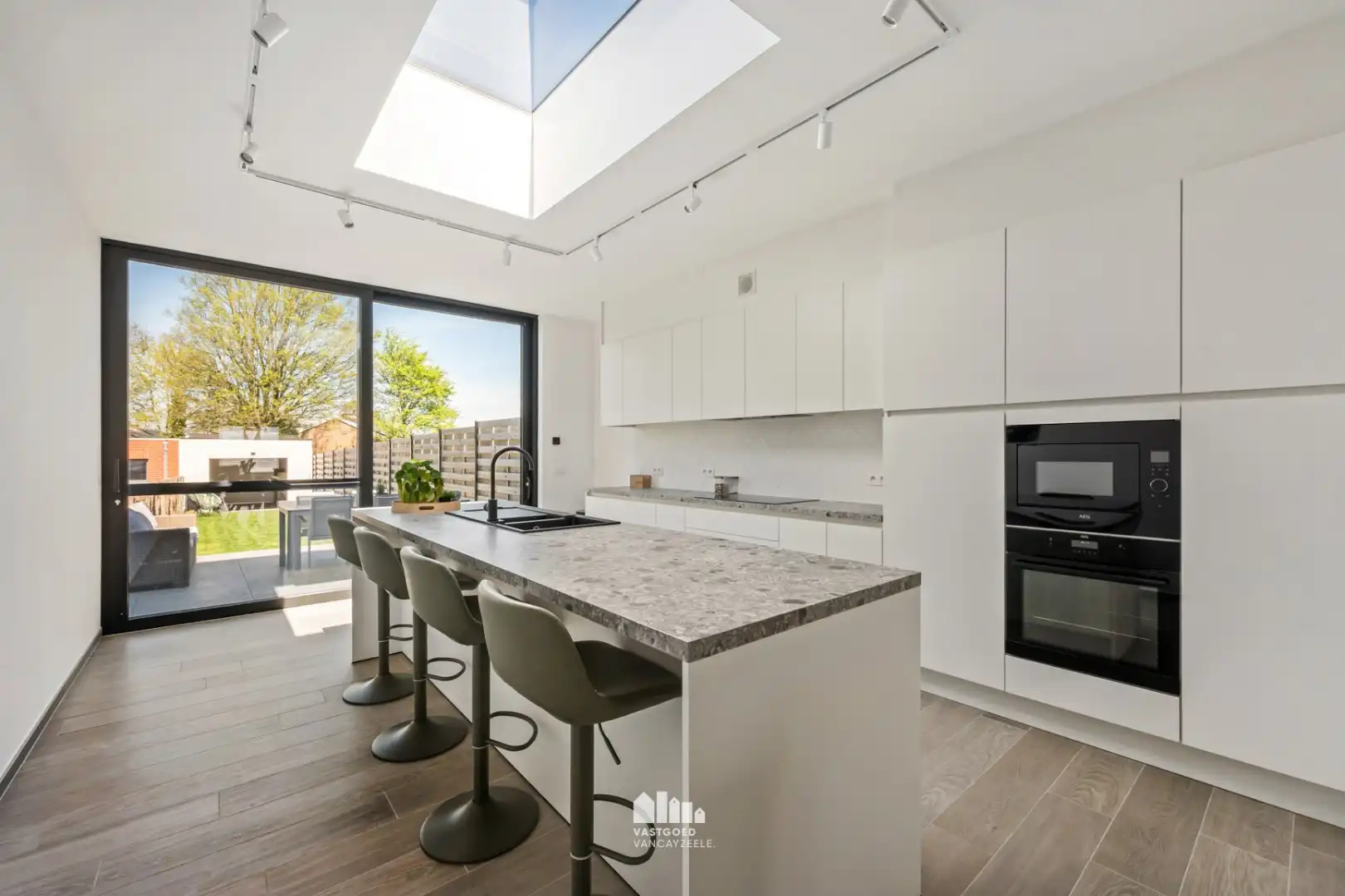 Volledig gerenoveerde woning met 5 slaapkamers, zonnige tuin en garage foto {{pictureIndex}}