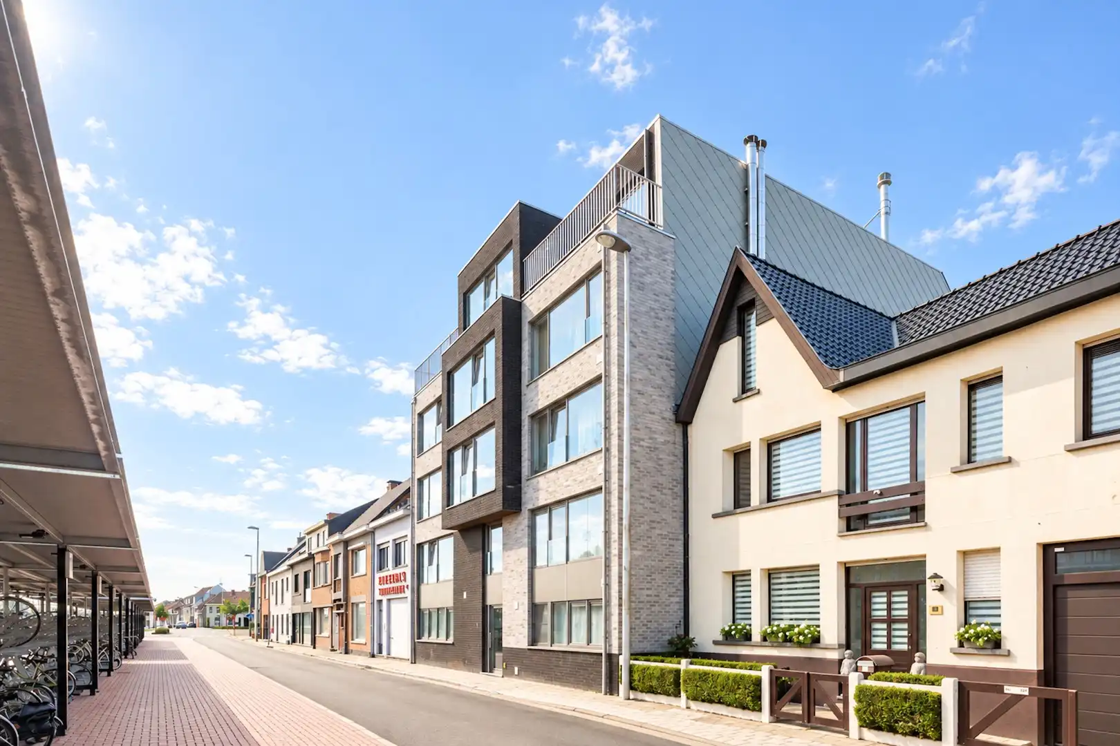Goed onderhouden en energiezuinig 2-slaapkamerappartement aan station Aalter foto {{pictureIndex}}