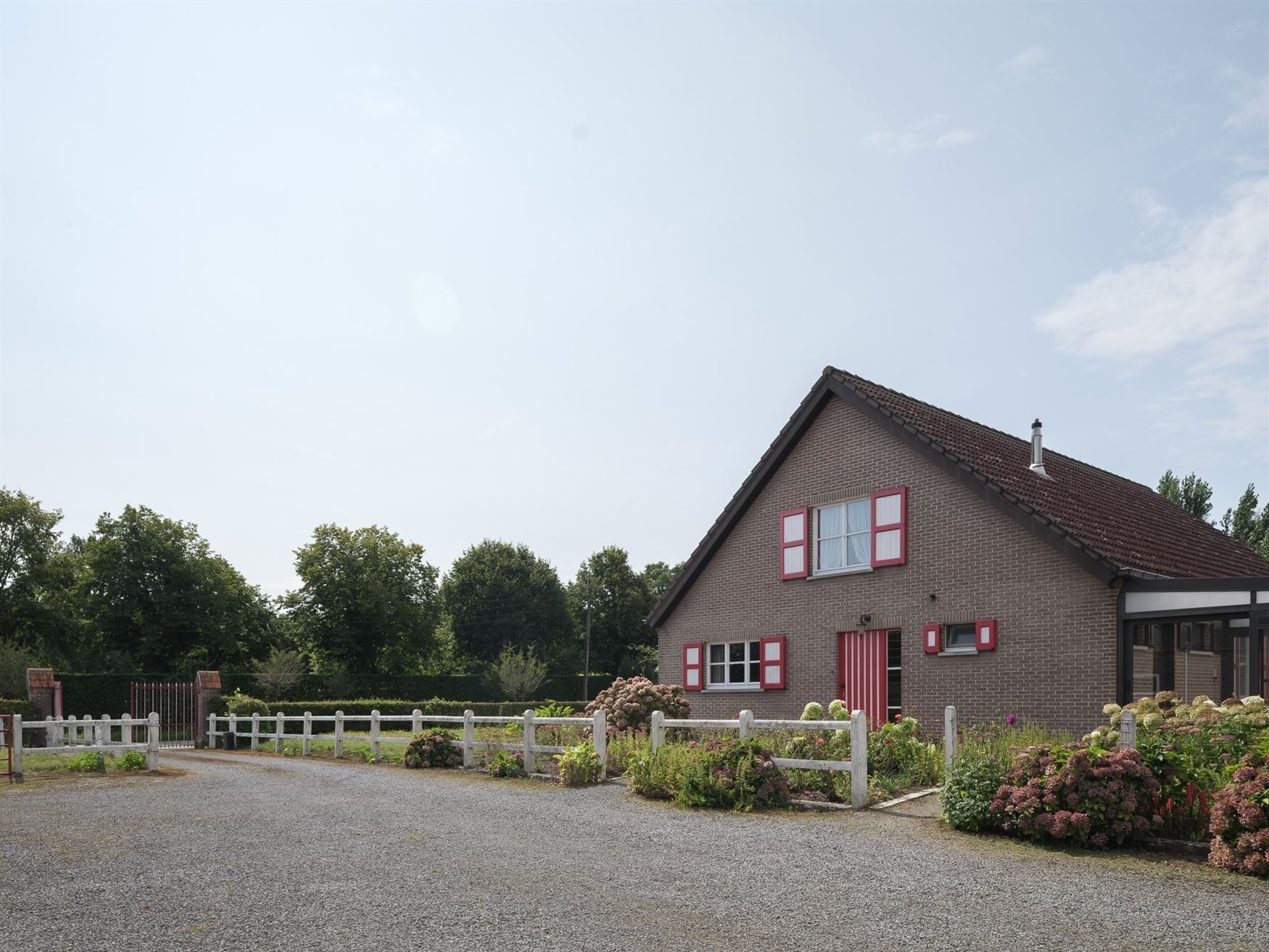Hoeve met bijgebouwen op riant perceel foto 4