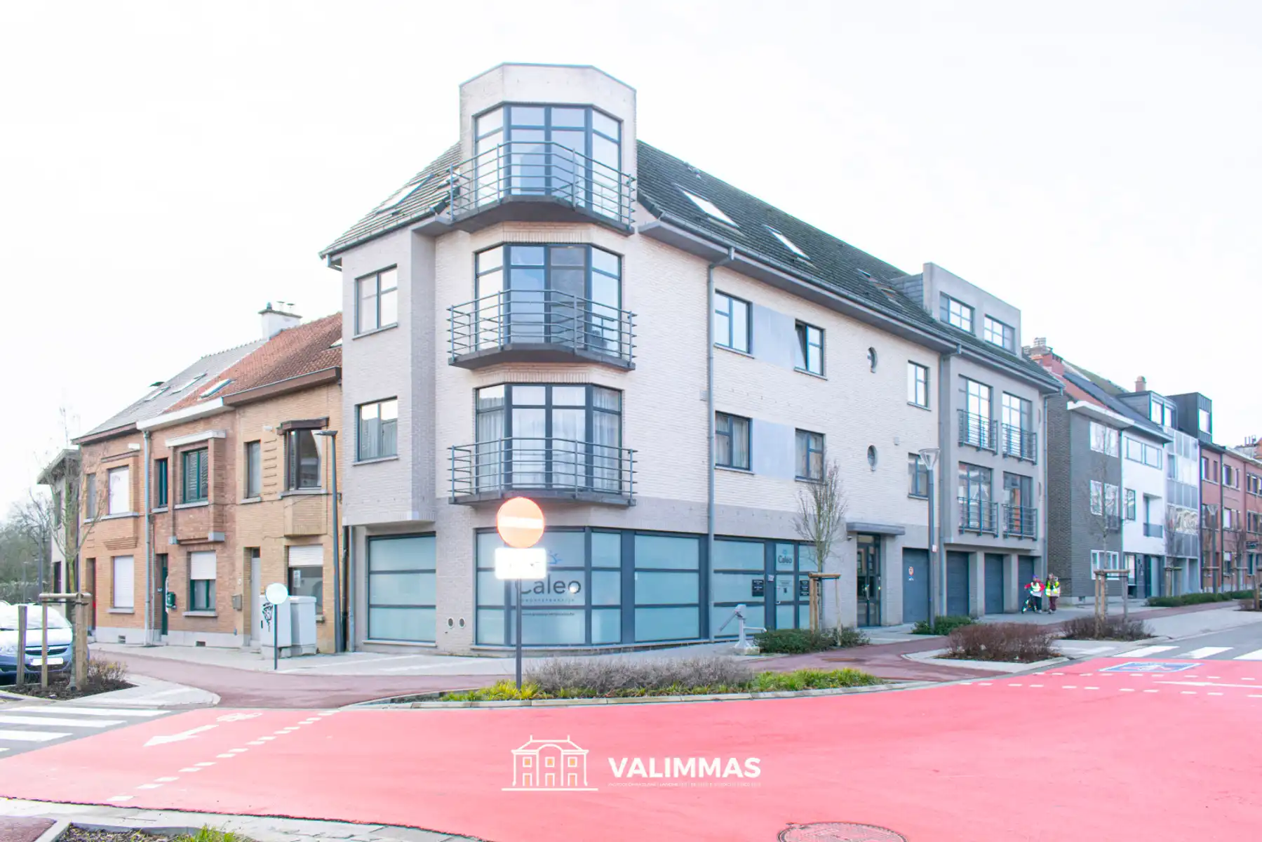 Verzorgd & instapklaar appartement met individuele garage... foto {{pictureIndex}}