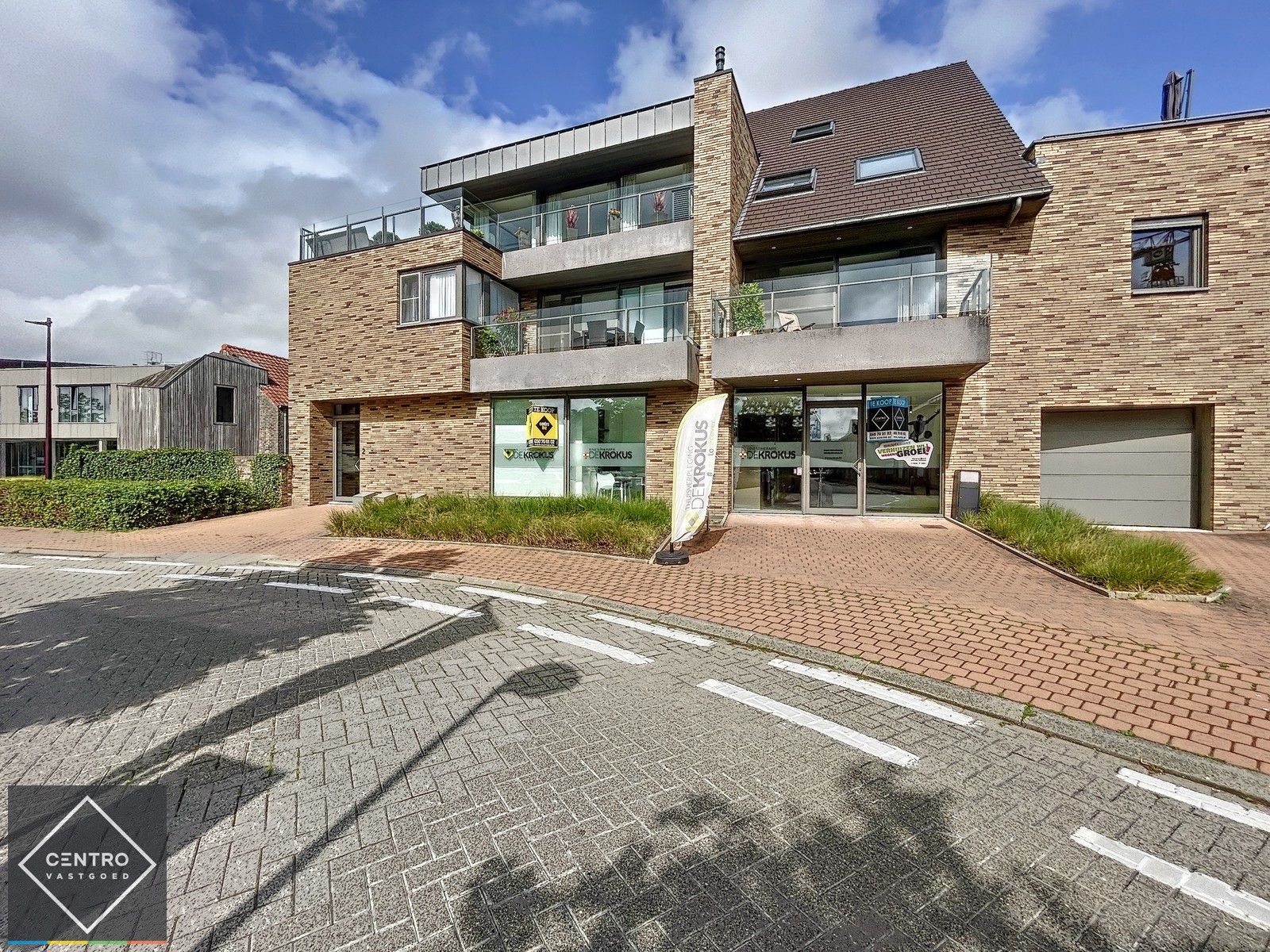 RECENT HANDELSPAND (262m²) op COMMERCIELE LIGGING => ZICHTLOCATIE + PASSAGE + PARKEERGELEGENHEID! foto 1