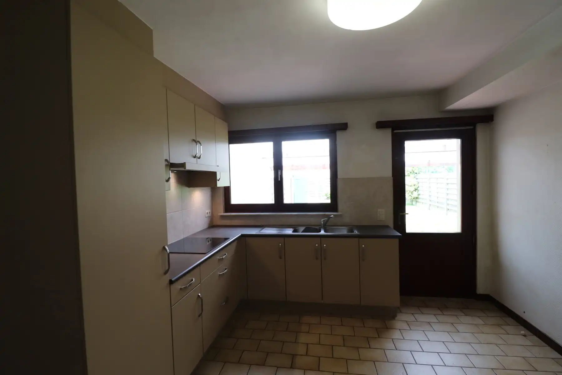 Woning met 4 slaapkamers, terras met tuin en garage. foto 7