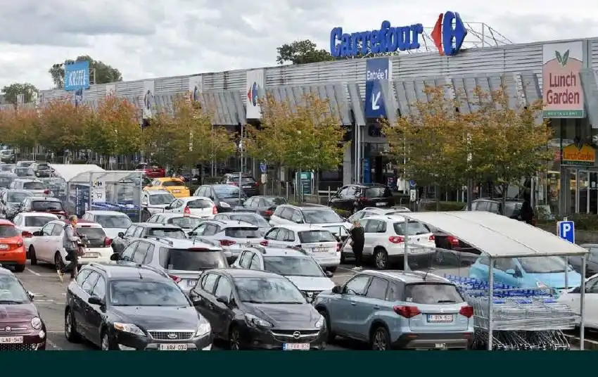 HANDELSPARK OP RETAILPARK MET CARREFOUR foto {{pictureIndex}}