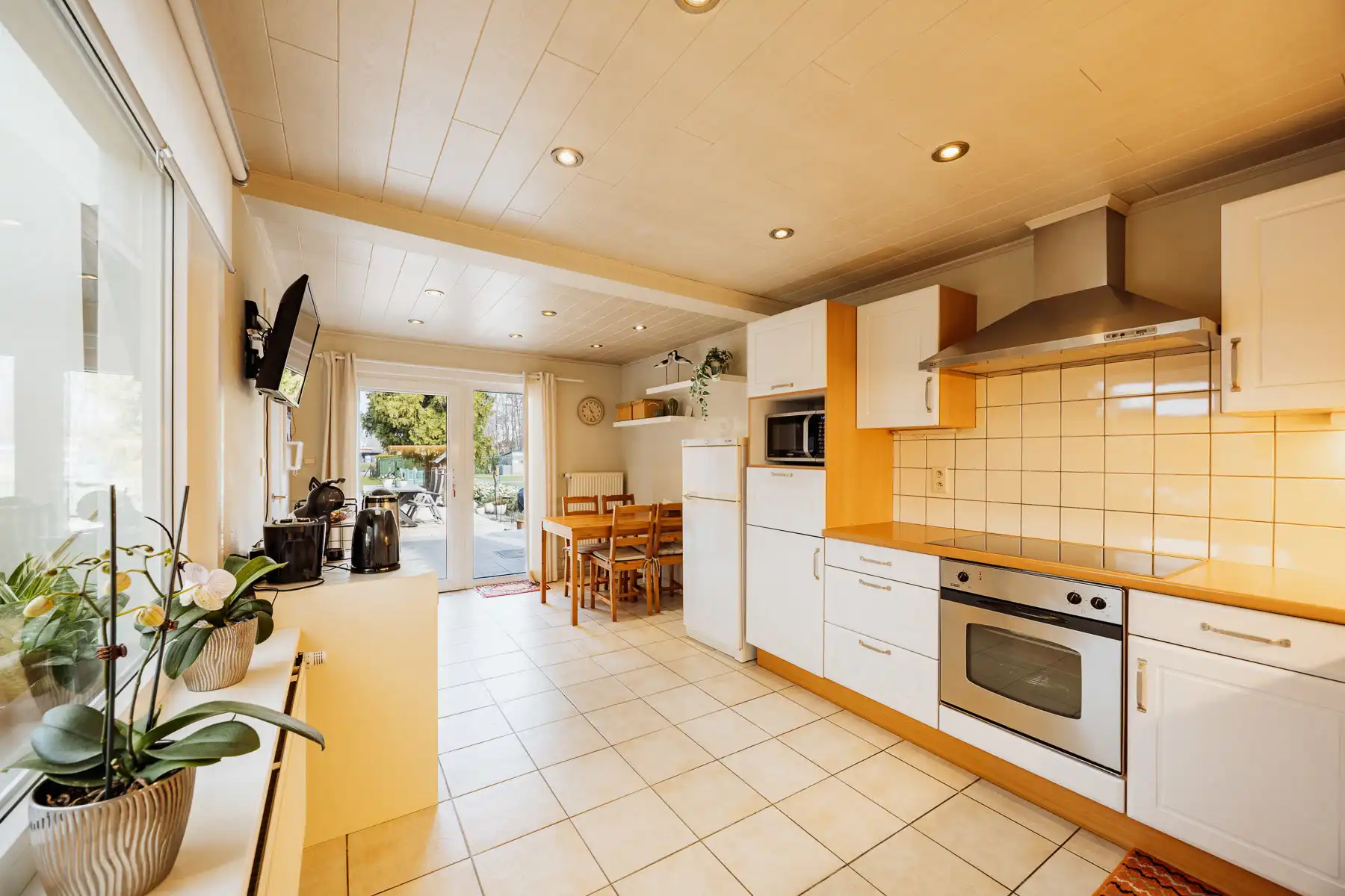 Open bebouwing met veelzijdig bijgebouw op een toplocatie foto 8