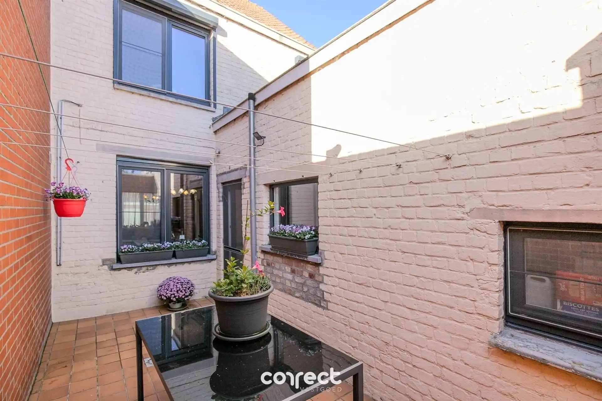 Halfopen bebouwing met ruime oprit, garage, carport en 3 volwaardige slaapkamers. foto 14