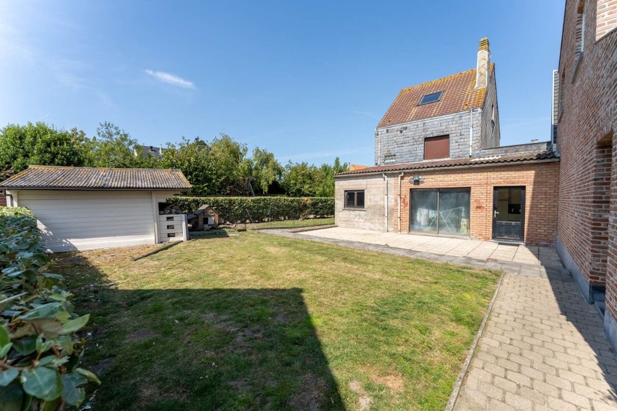 Te renoveren/slopen woning met bijgebouw, dubbele garage en zonnige tuin foto 4