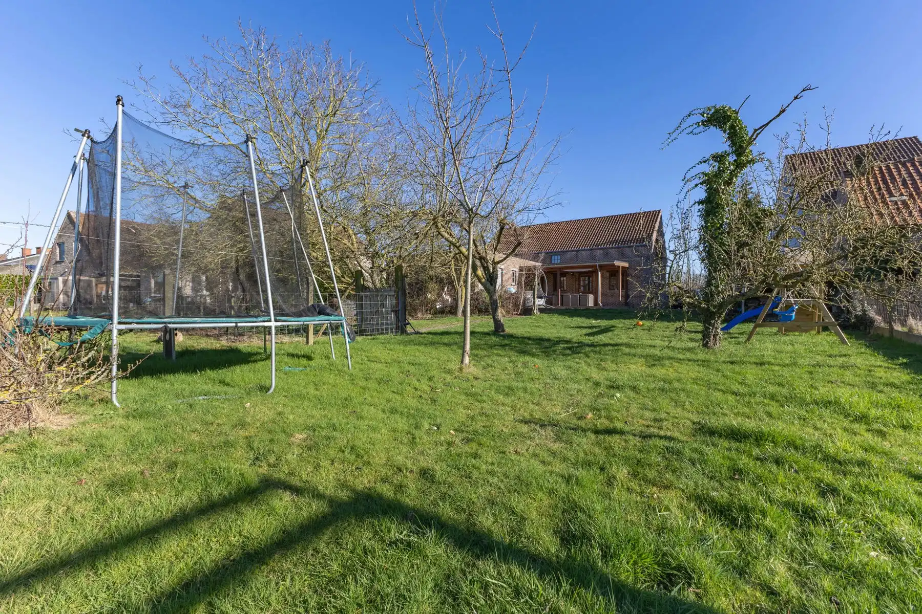 Villa met 4 slaapkamers, grote tuin en garage foto 21